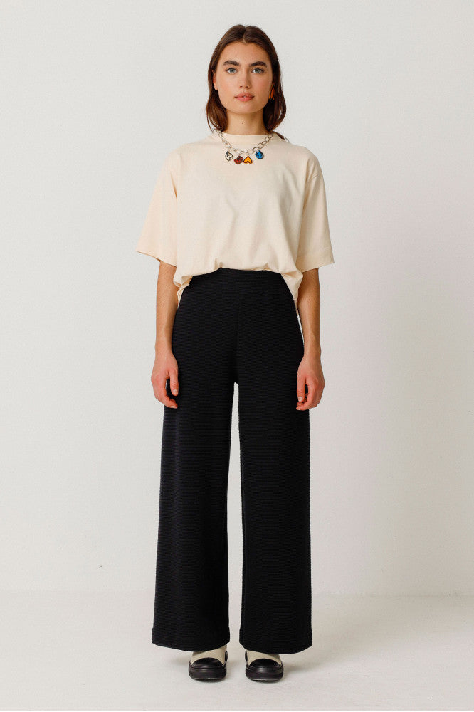 Pantalon côtelé ample en coton biologique | noir "pantalón asua black"