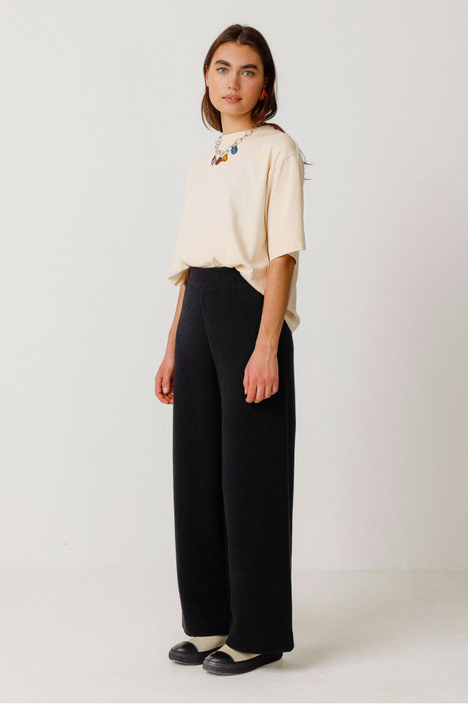 Pantalon côtelé ample en coton biologique | noir "pantalón asua black"