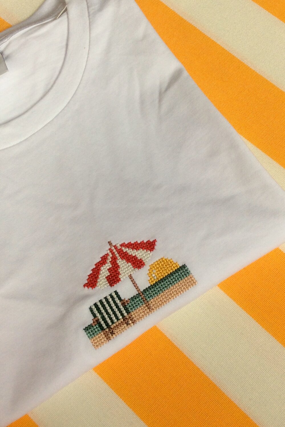 T-shirt brodé blanc en coton bio - Parasol