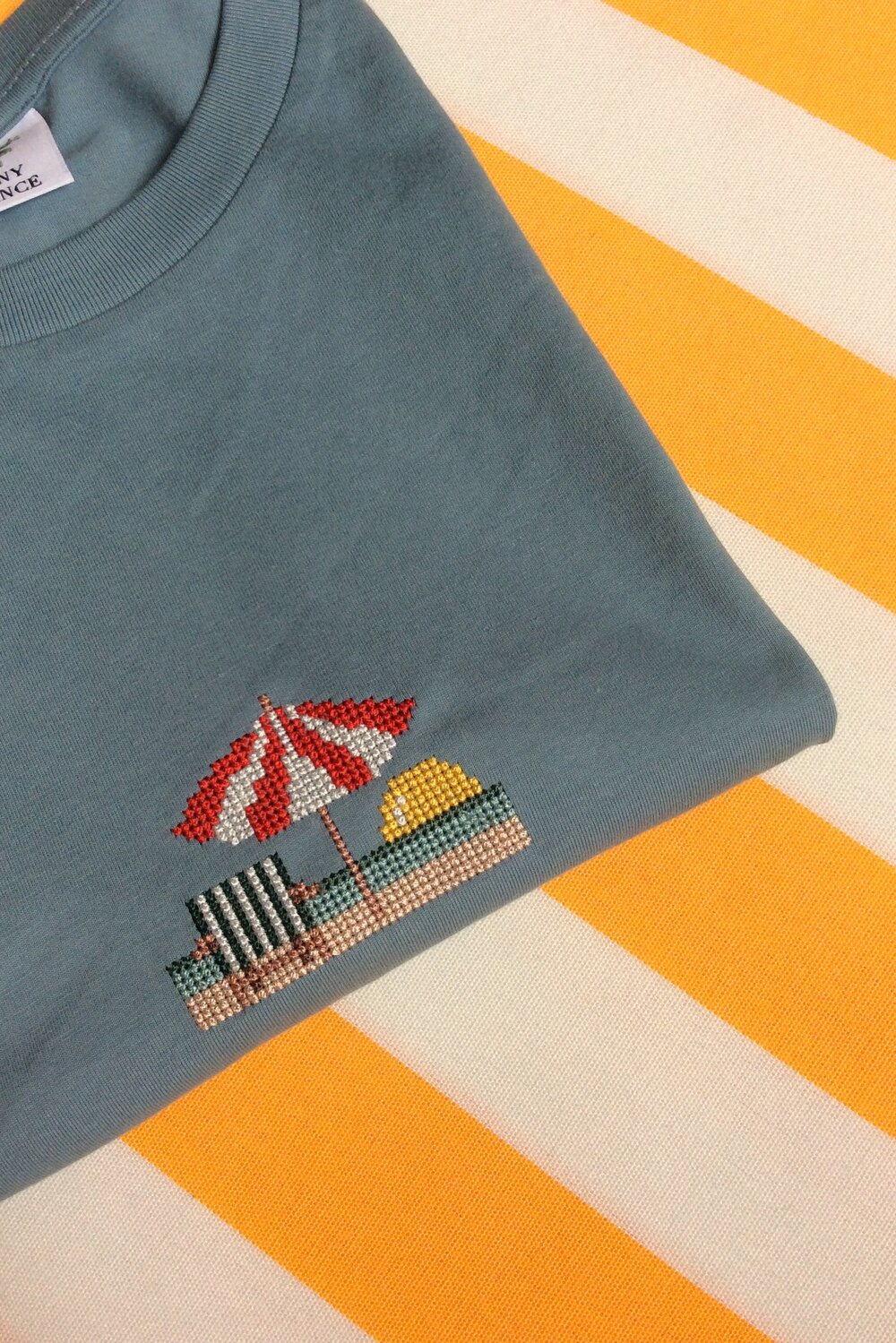 T-shirt brodé bleu en coton bio - Parasol