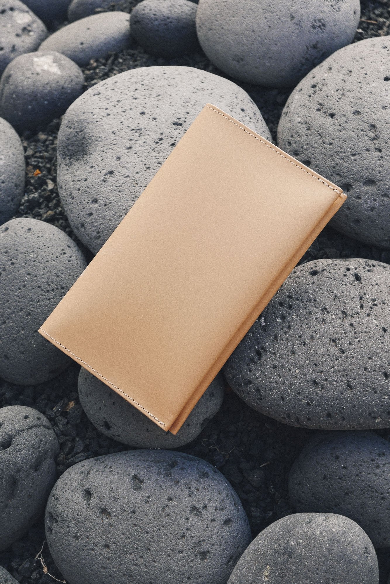 Portefeuille beige en cuir recyclé - flat purse