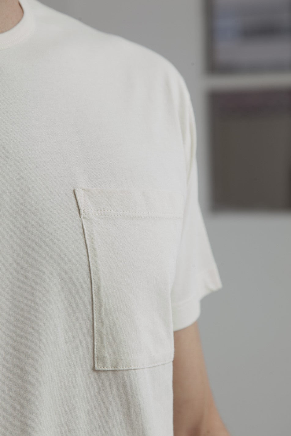 T-shirt uni blanc cassé avec poche en coton bio