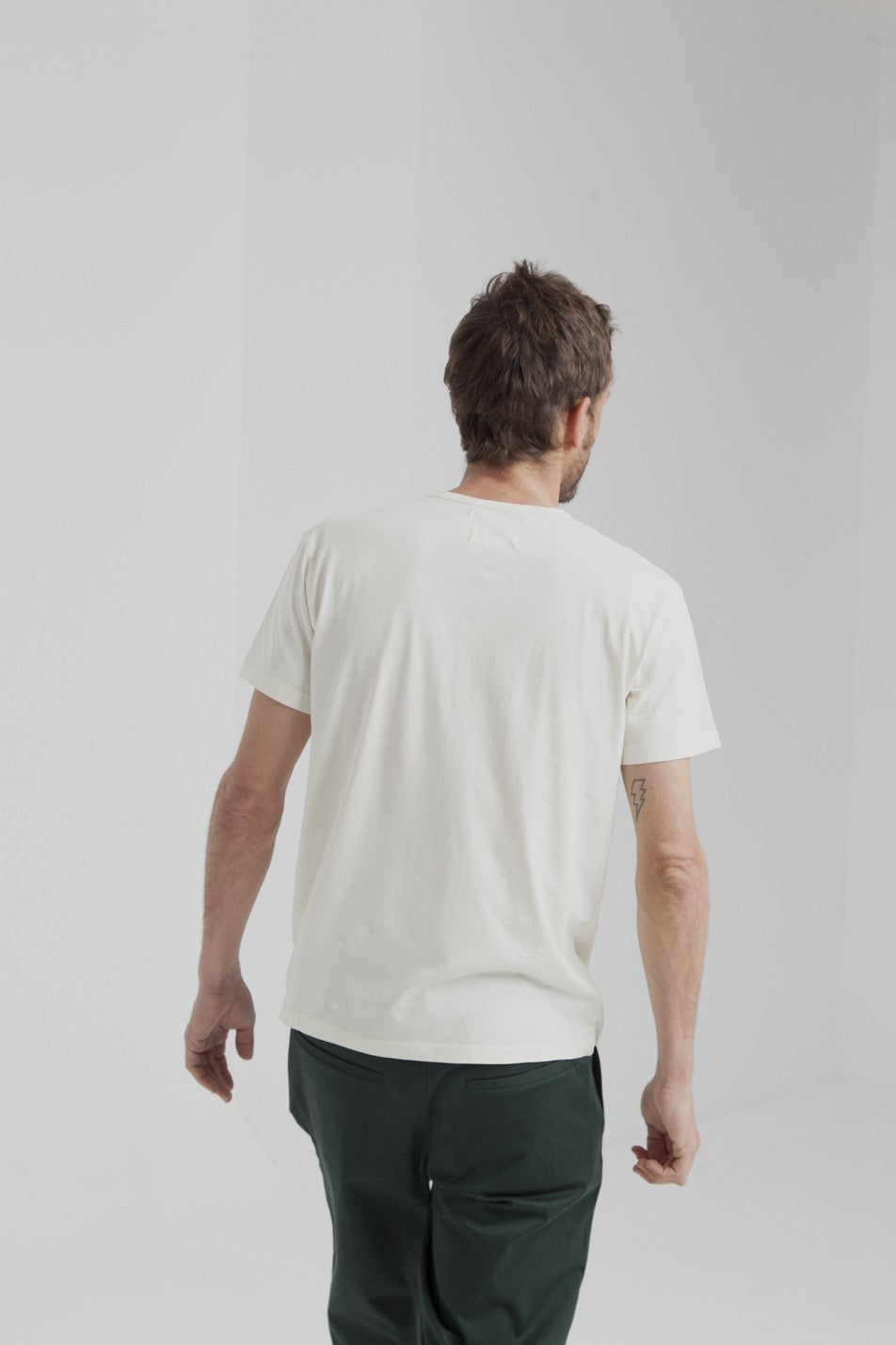 T-shirt uni blanc cassé avec poche en coton bio