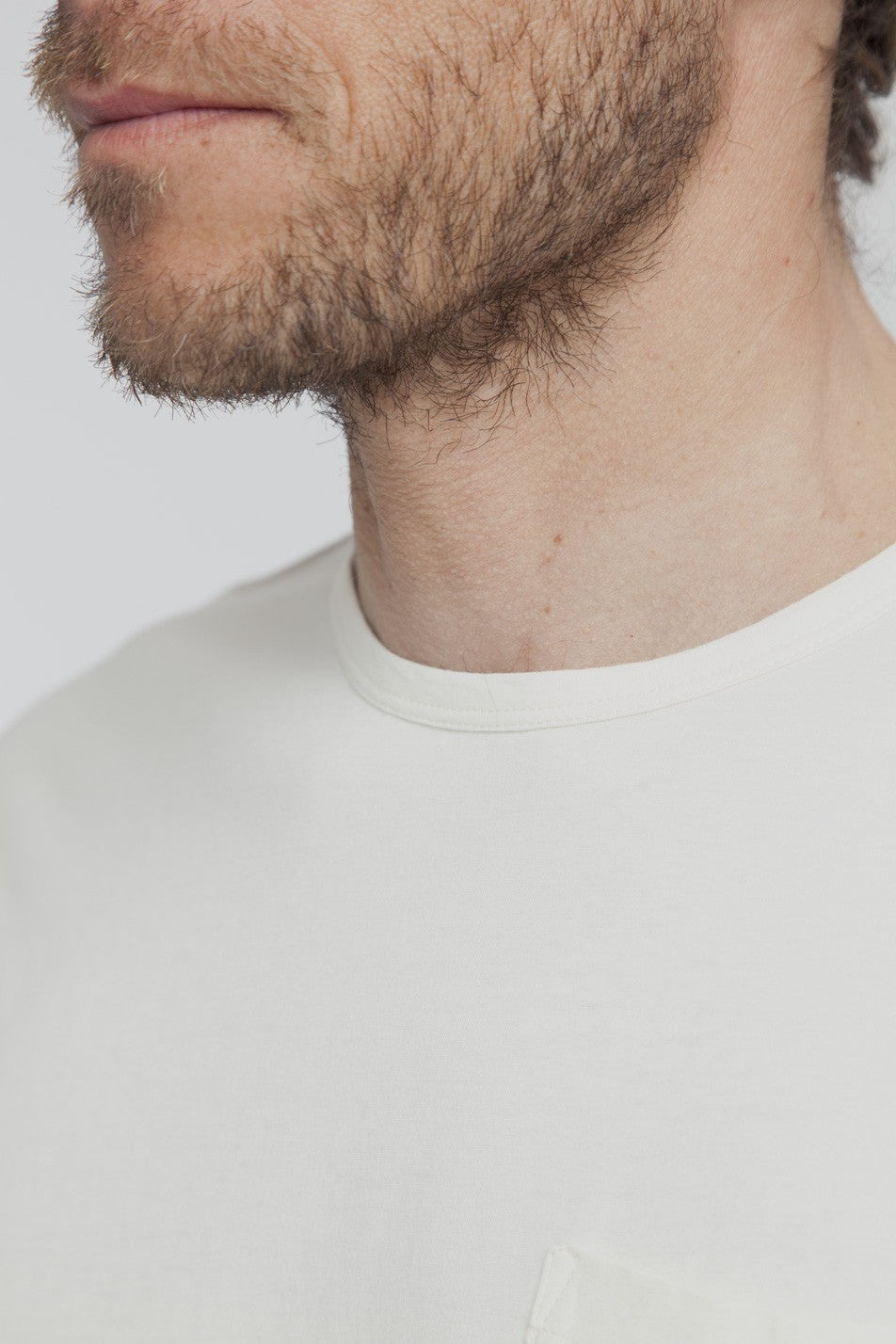 T-shirt uni blanc cassé avec poche en coton bio