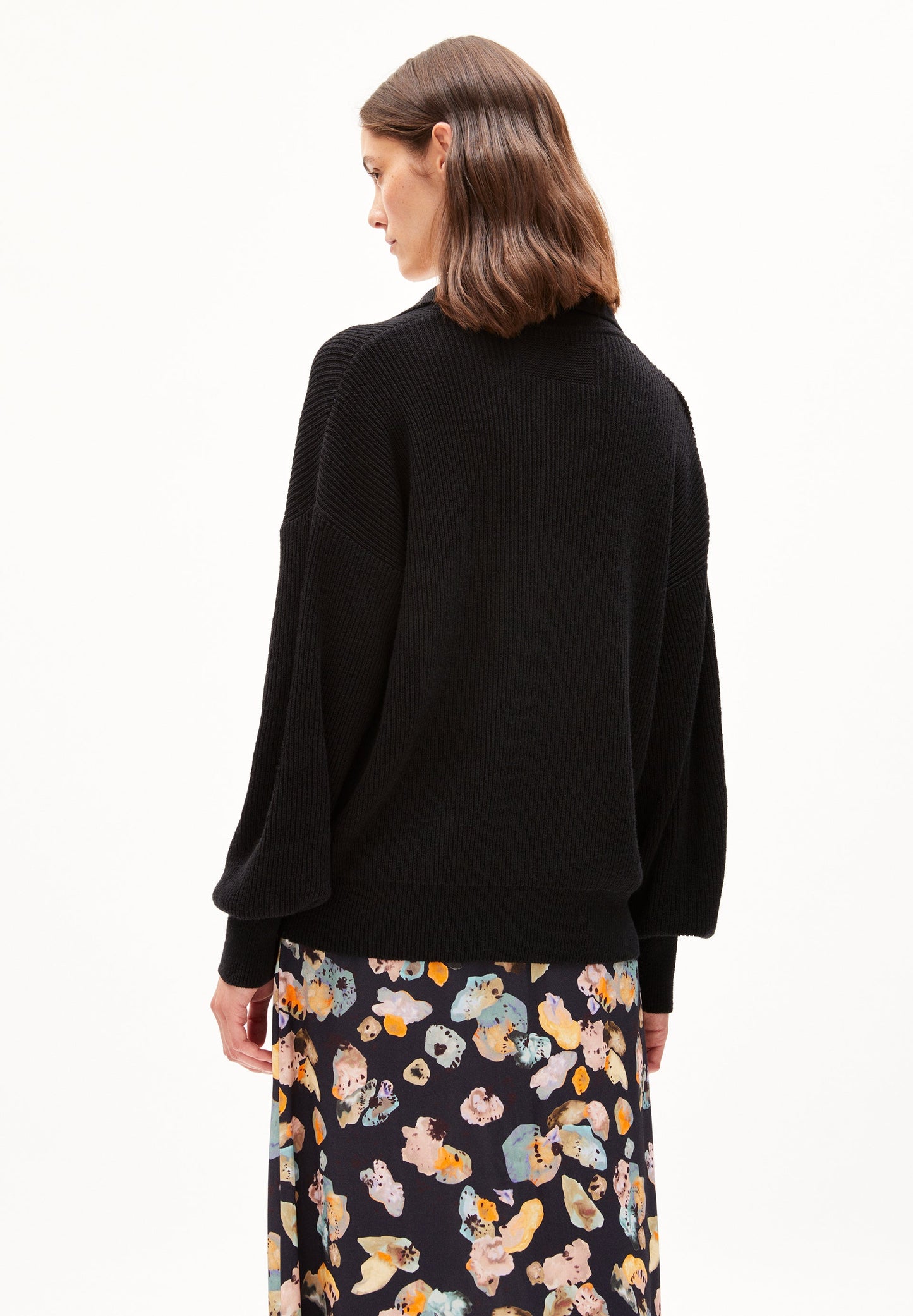 Pull noir col v en lin et matières recyclées - ranaa lino black