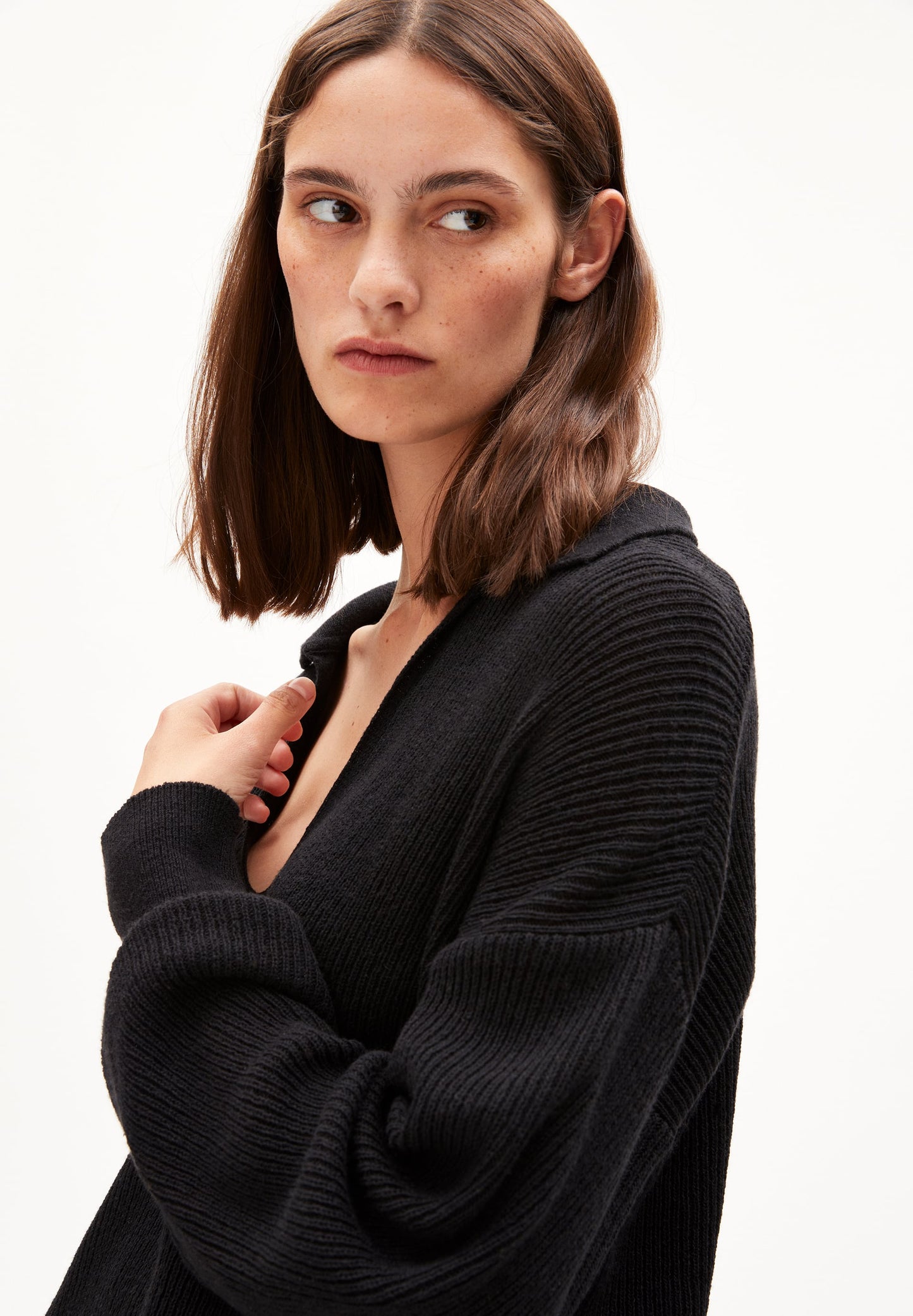 Pull noir col v en lin et matières recyclées - ranaa lino black