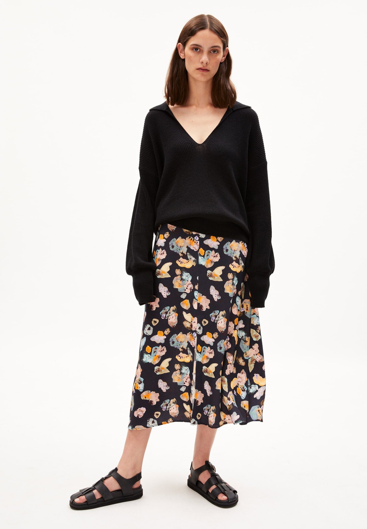 Pull noir col v en lin et matières recyclées - ranaa lino black