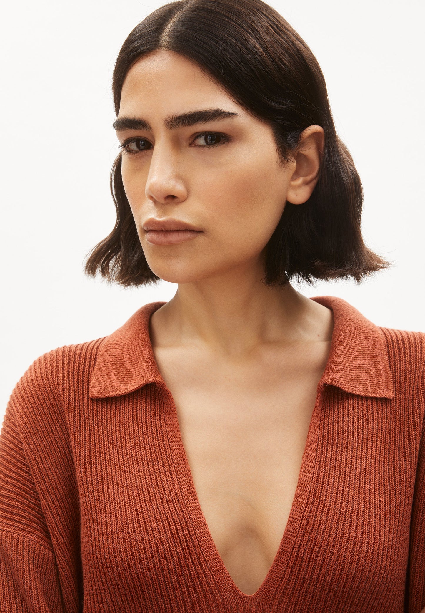 Pull rouge brique col ouvert en lin et matières recyclées - ranaa lino brick