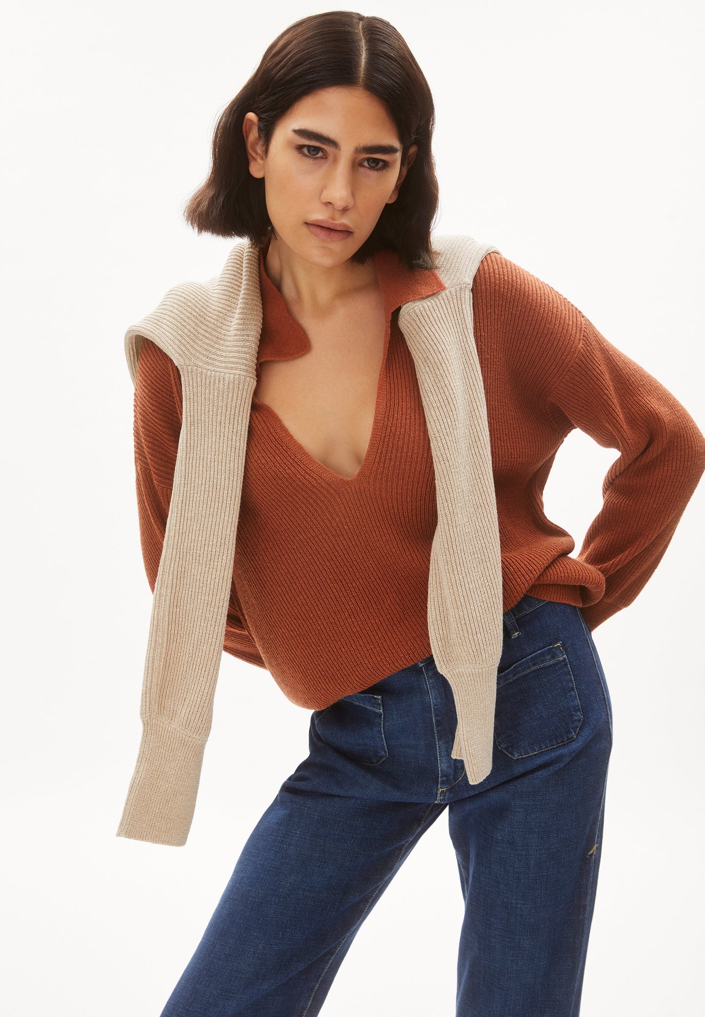 Pull rouge brique col ouvert en lin et matières recyclées - ranaa lino brick