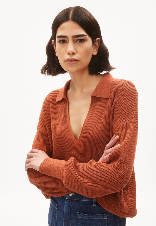 Pull rouge brique col ouvert en lin et matières recyclées - ranaa lino brick