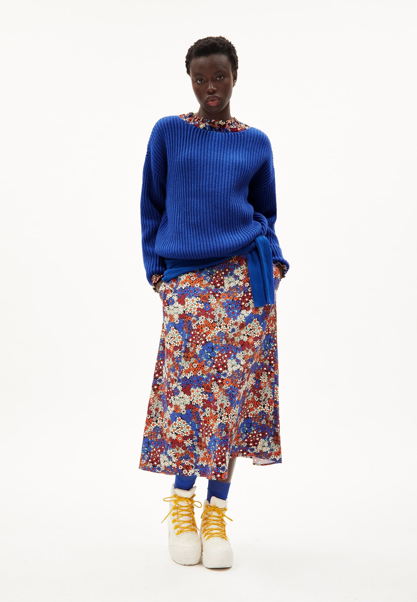 Pull ample bleu klein en laine bio et recyclée - saadi solid dynamo blue