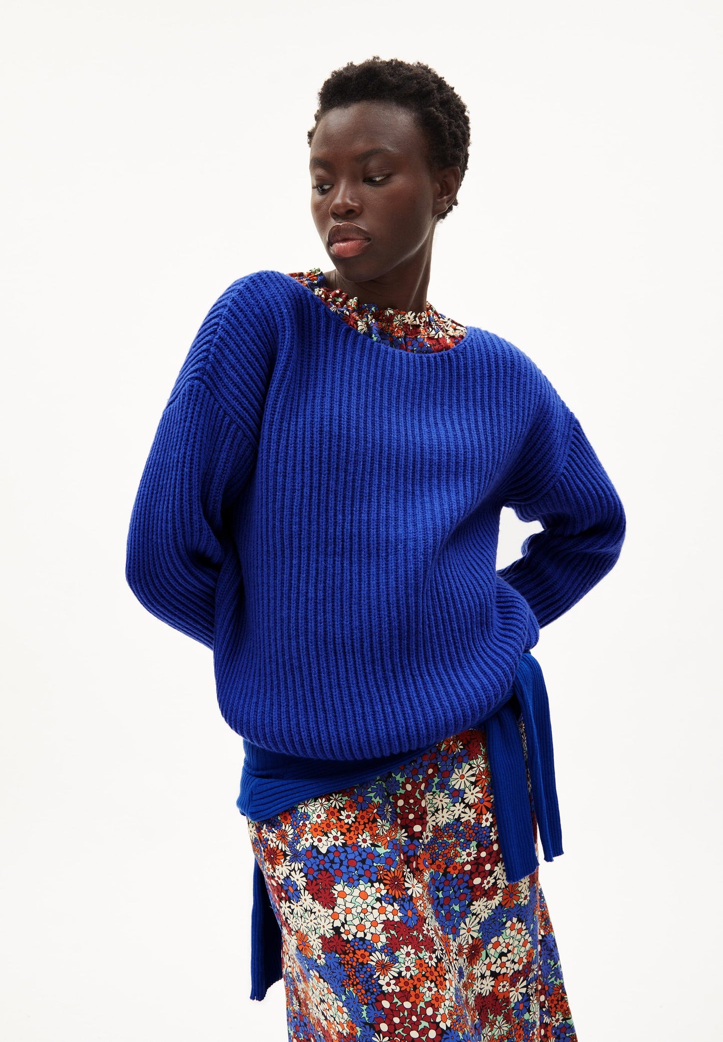 Pull ample bleu klein en laine bio et recyclée - saadi solid dynamo blue