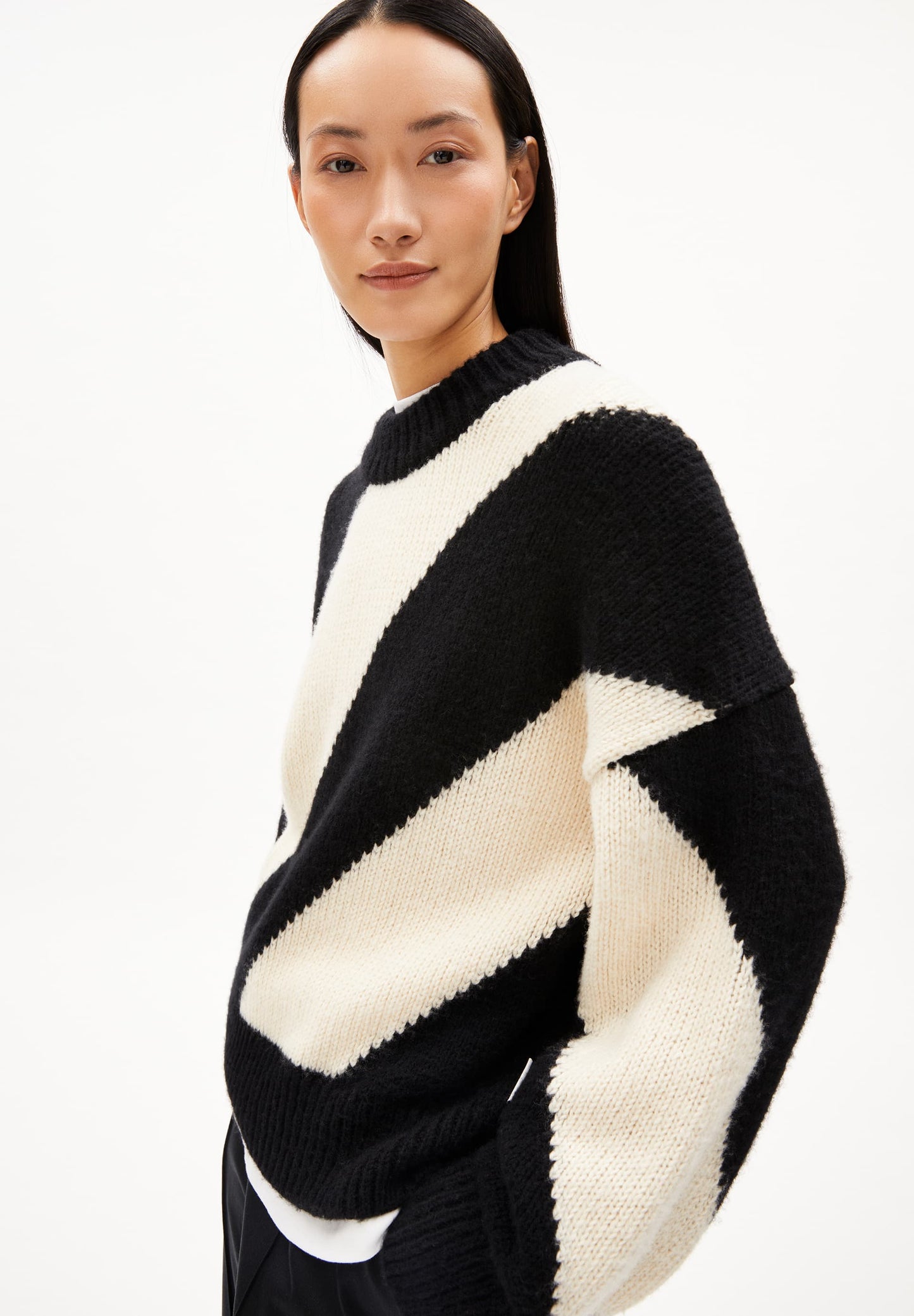 Pull en coton bio | noir "sadnaa stripes - oatmilk-black"