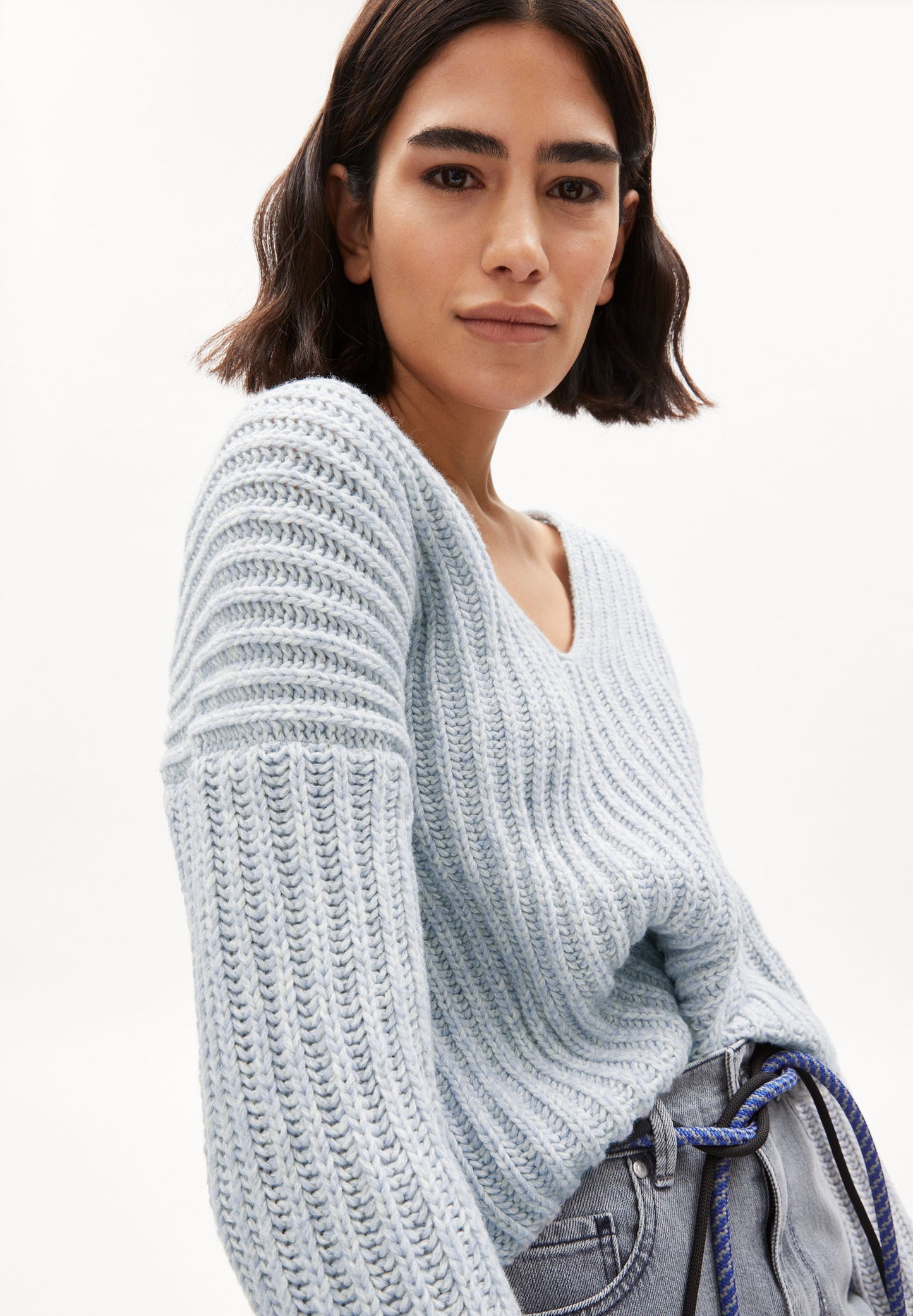 Pull bleu ciel tricoté en laine bio mélangée - saskiaa leopard seafoam-oatmilk