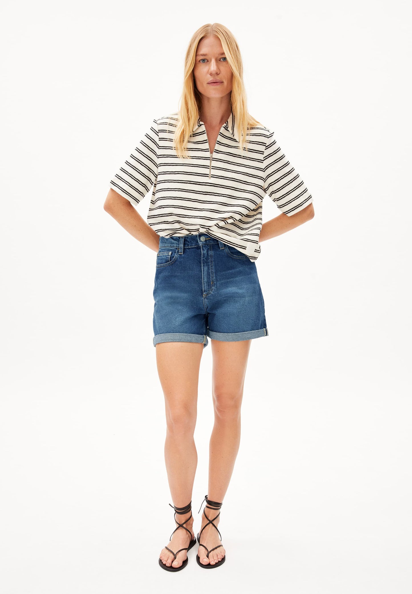 Short en jean en coton recyclé | bleu délavé "sheaari wavy blue"