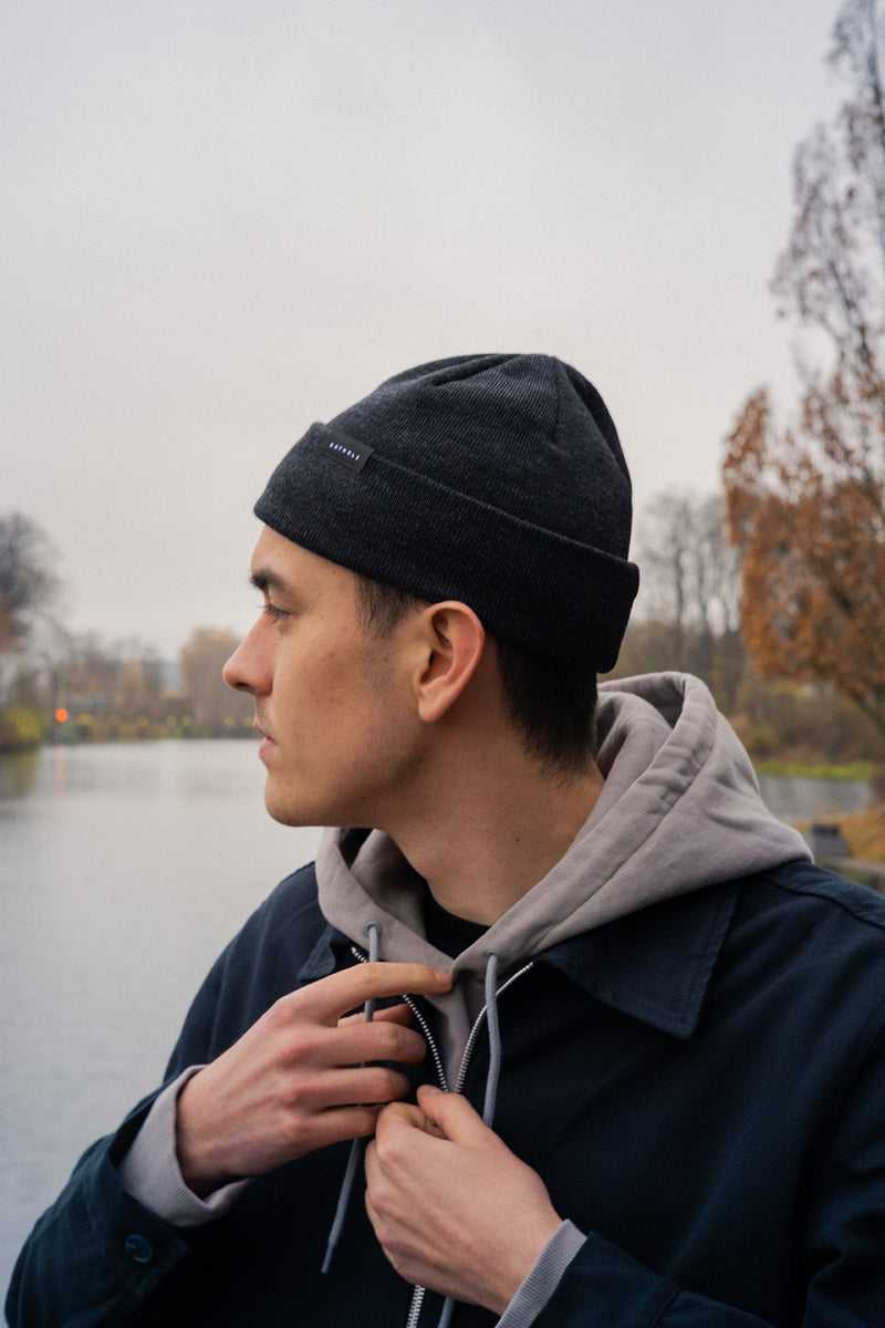 Bonnet gris anthracite marin en laine mérinos bio - short fine merino beanie anthracite