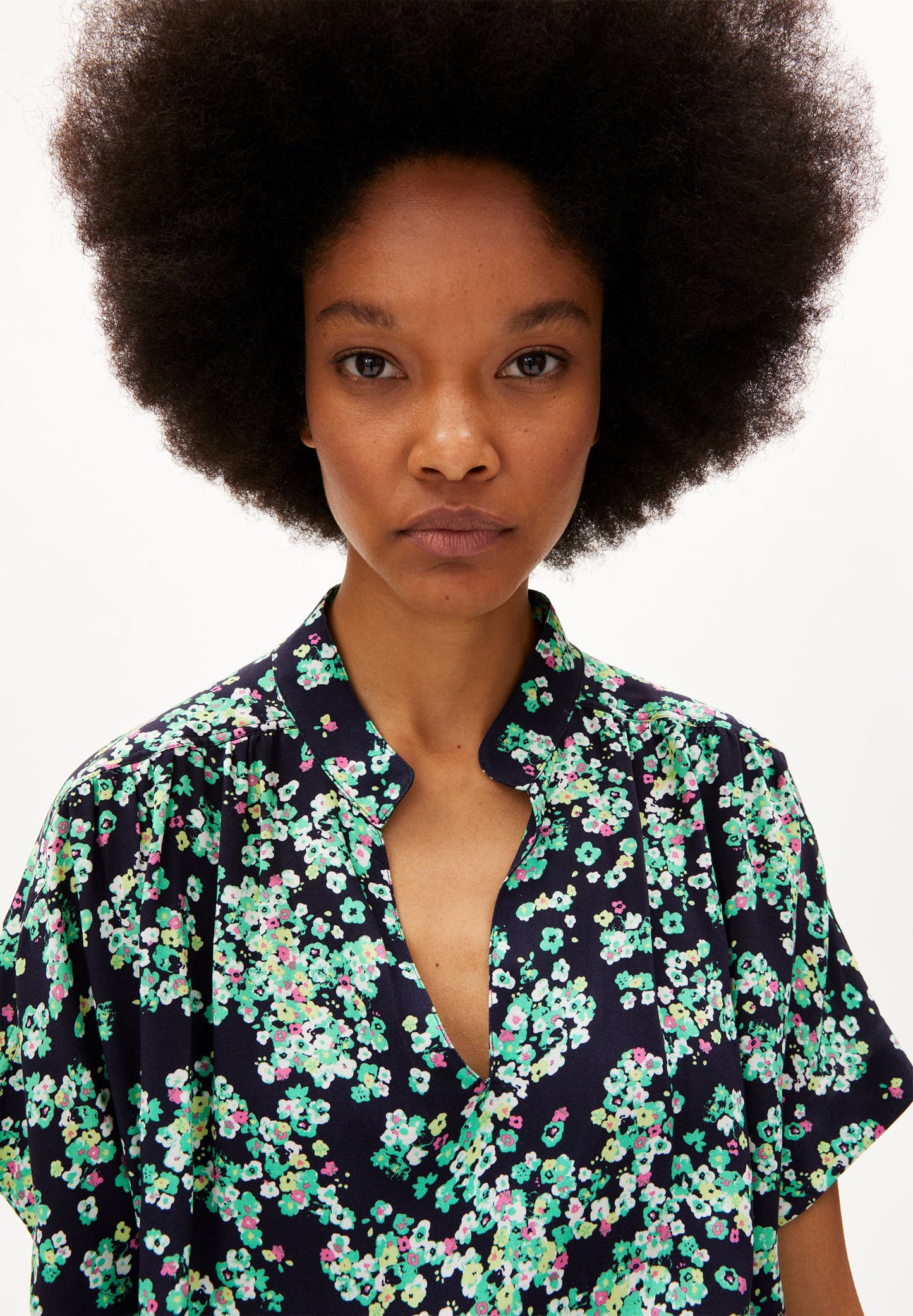 Blouse col v à motifs en viscose ecovero - staacy ditsy floral night sky
