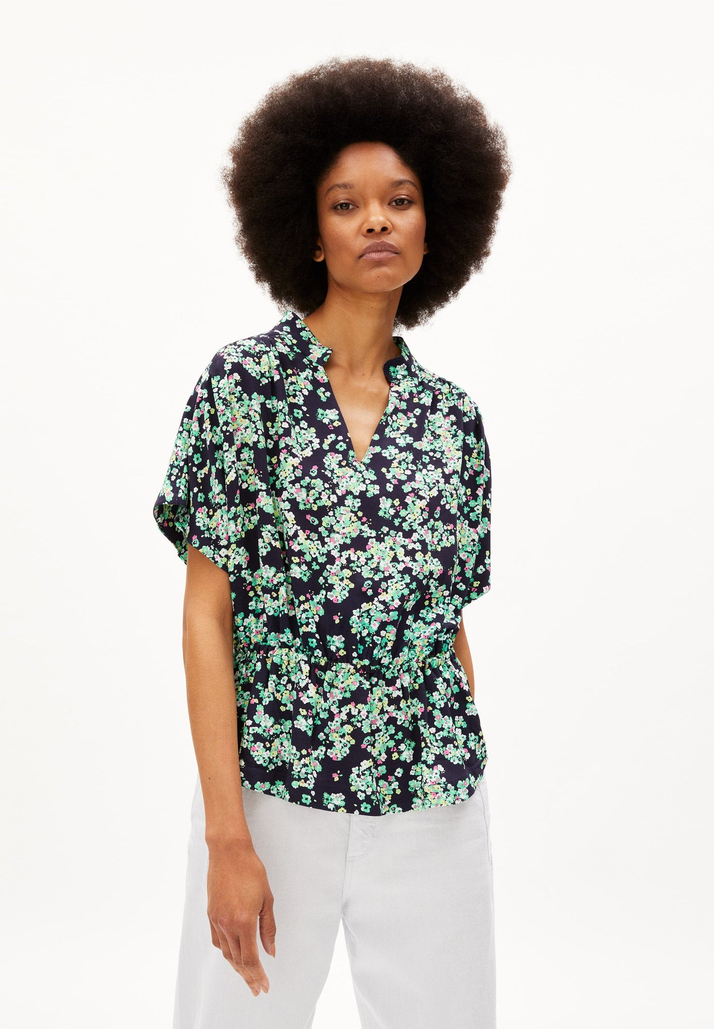 Blouse col v à motifs en viscose ecovero - staacy ditsy floral night sky