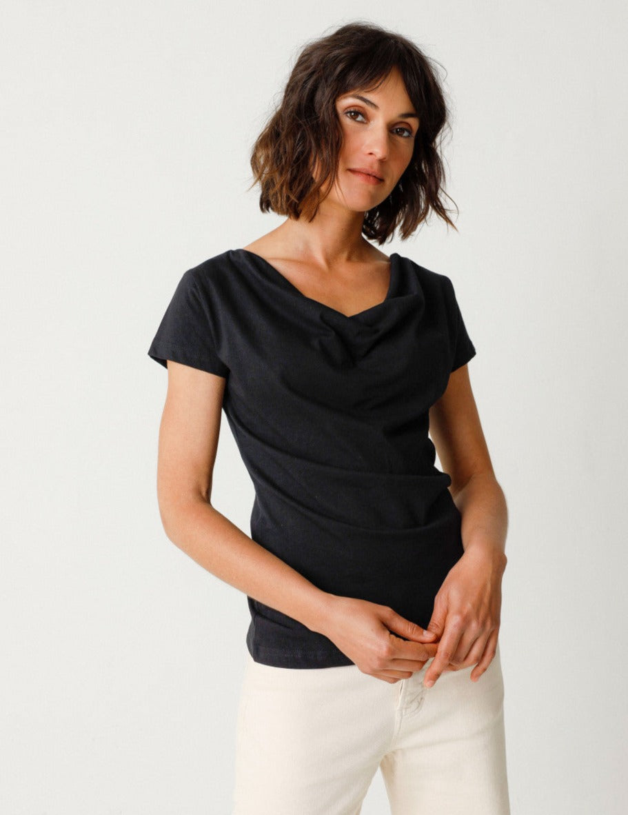 Top col drapé en tencel | noir "bat-gots t-shirt black"