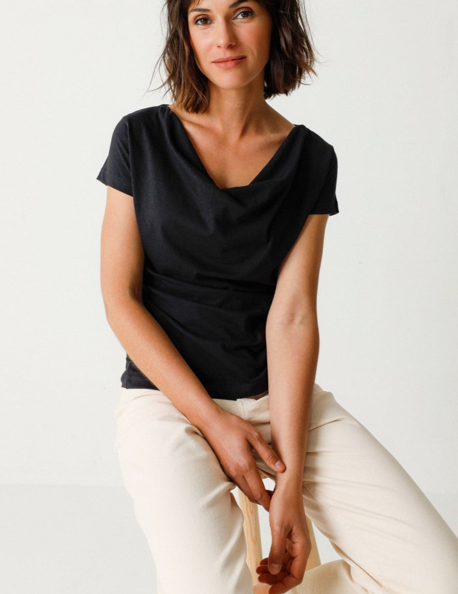 Top col drapé en tencel | noir "bat-gots t-shirt black"