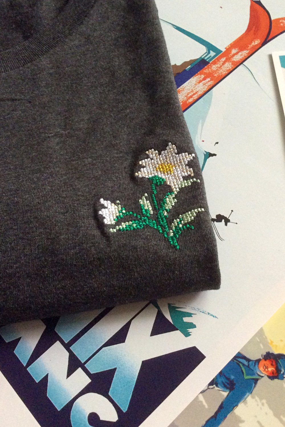 T-shirt brodé gris foncé en coton bio - Edelweiss