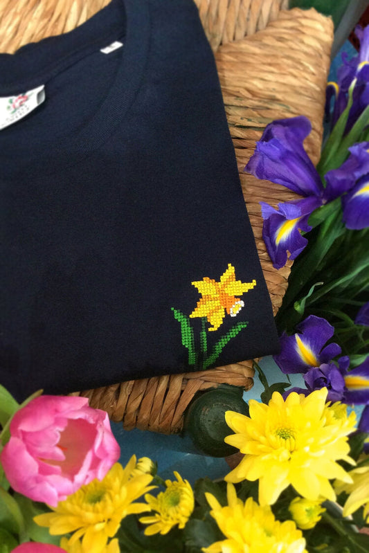 T-shirt brodé marine en coton bio - Jonquille