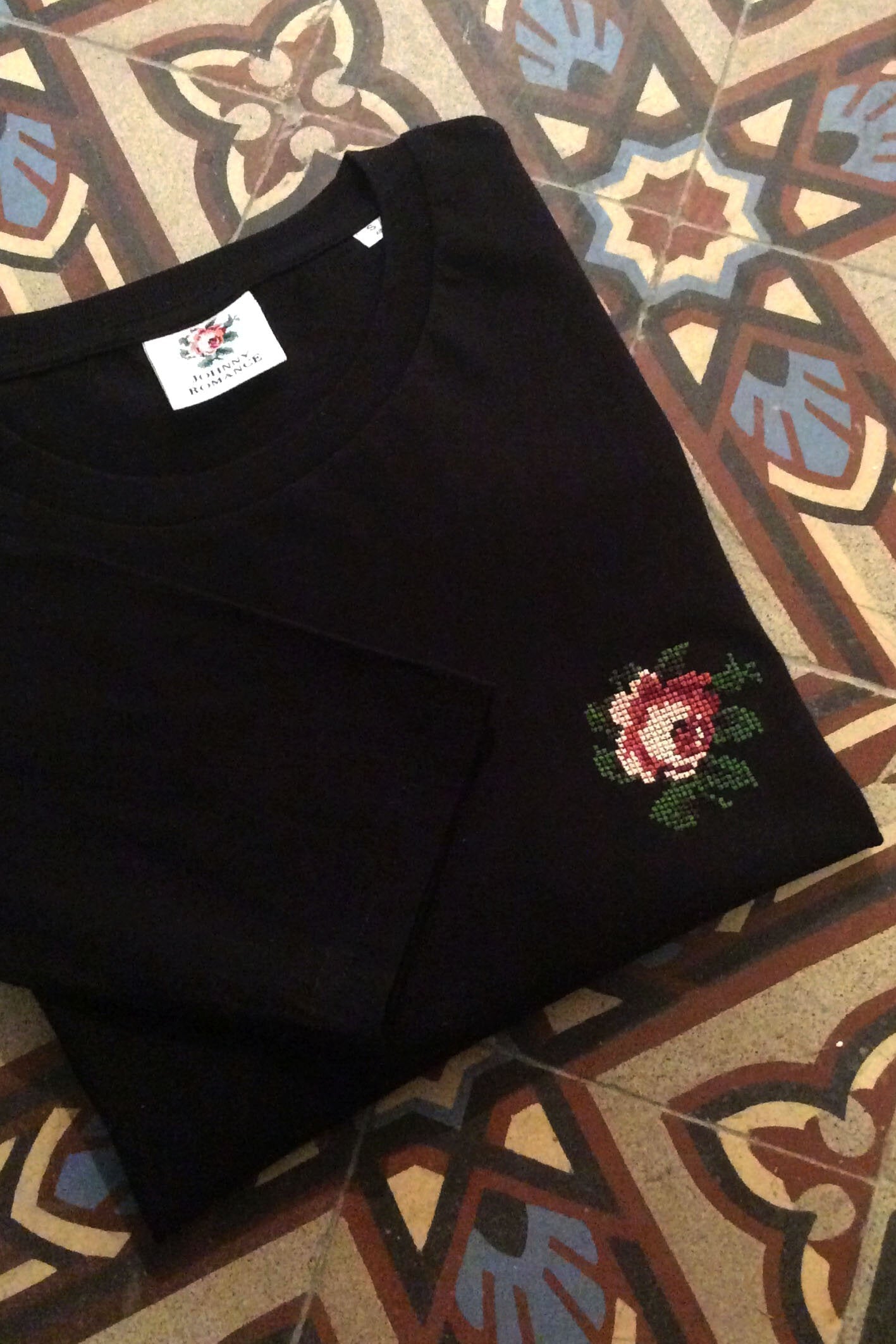 T-shirt brodé noir en coton bio - Rose