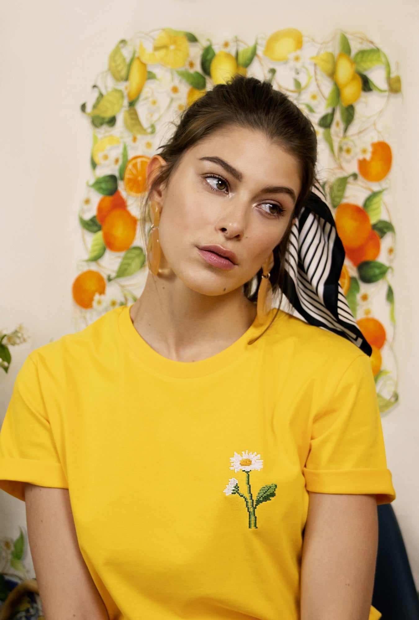 T-shirt brodé jaune en coton bio - Marguerites