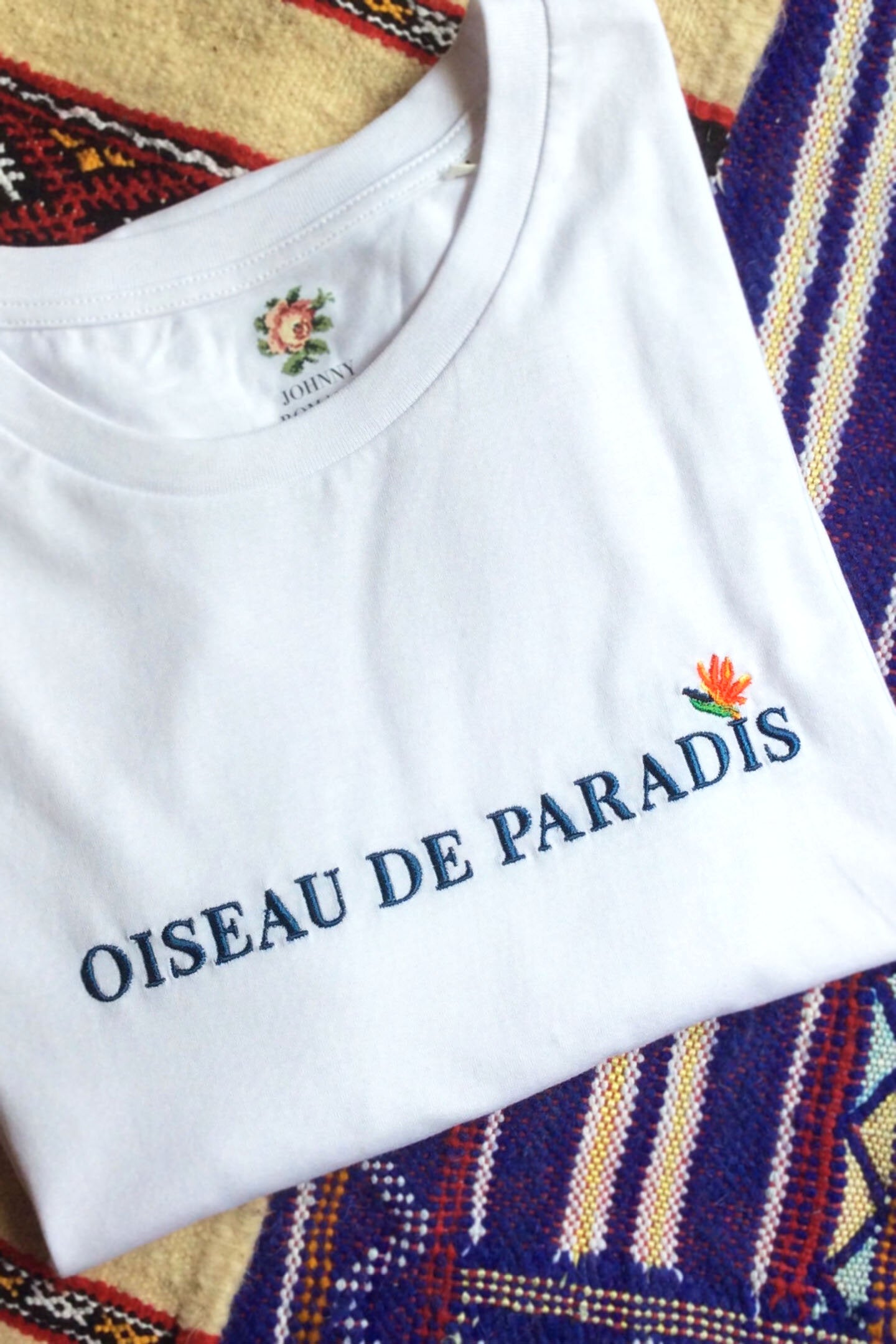 T-shirt brodé blanc en coton bio - Message "oiseau de paradis"