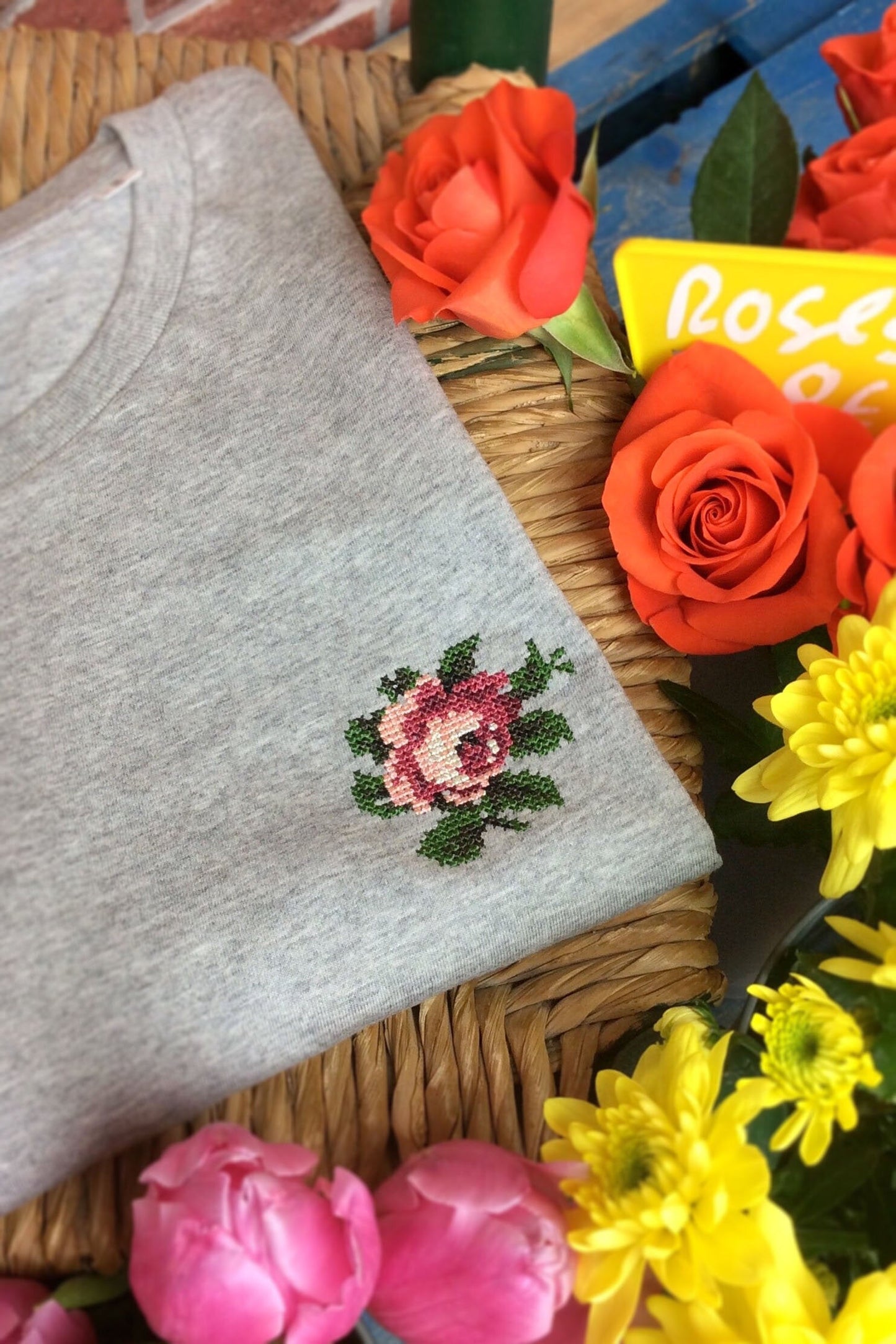 T-shirt brodé gris en coton bio - Rose