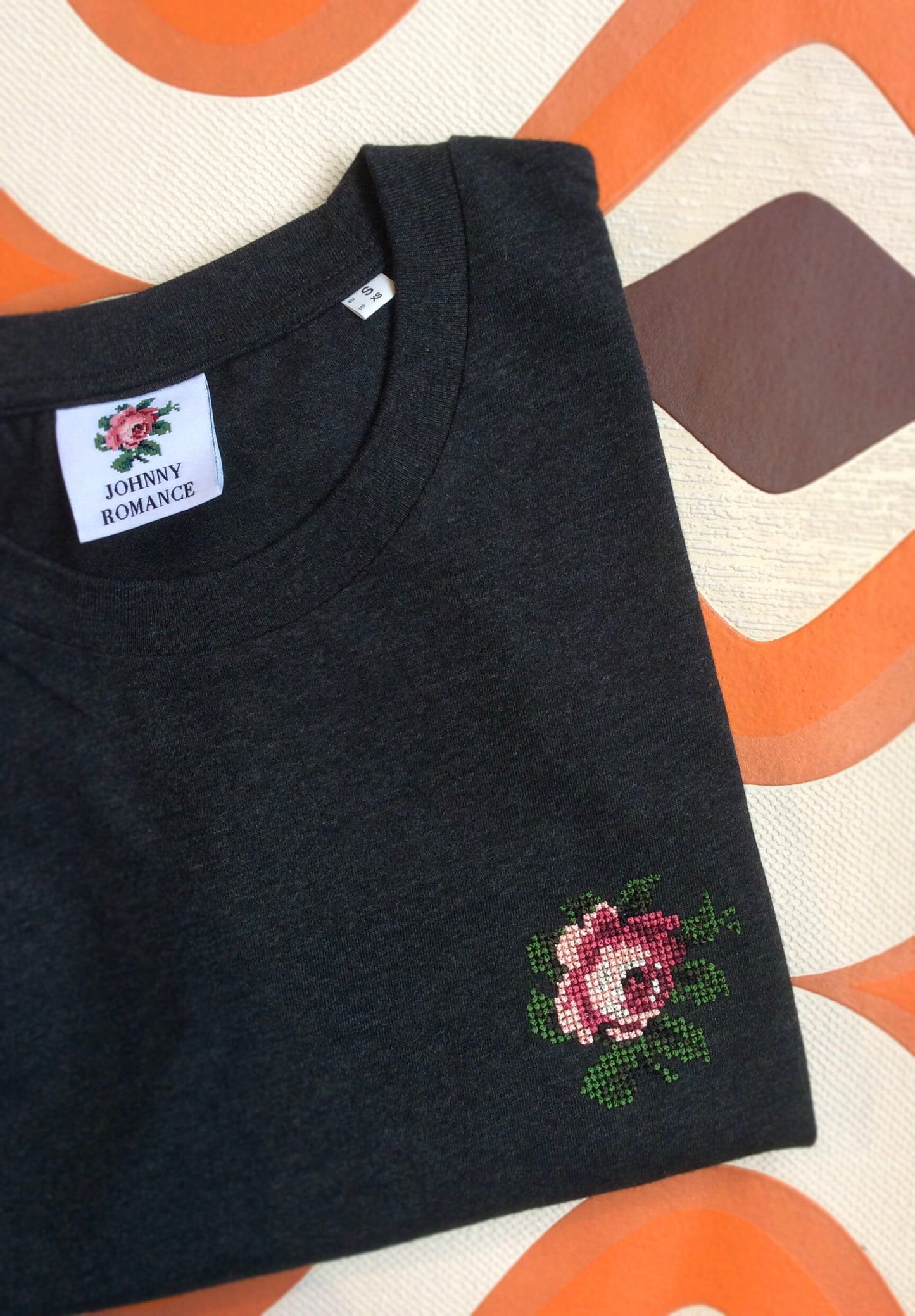 T-shirt gris chiné brodé en coton bio - Rose