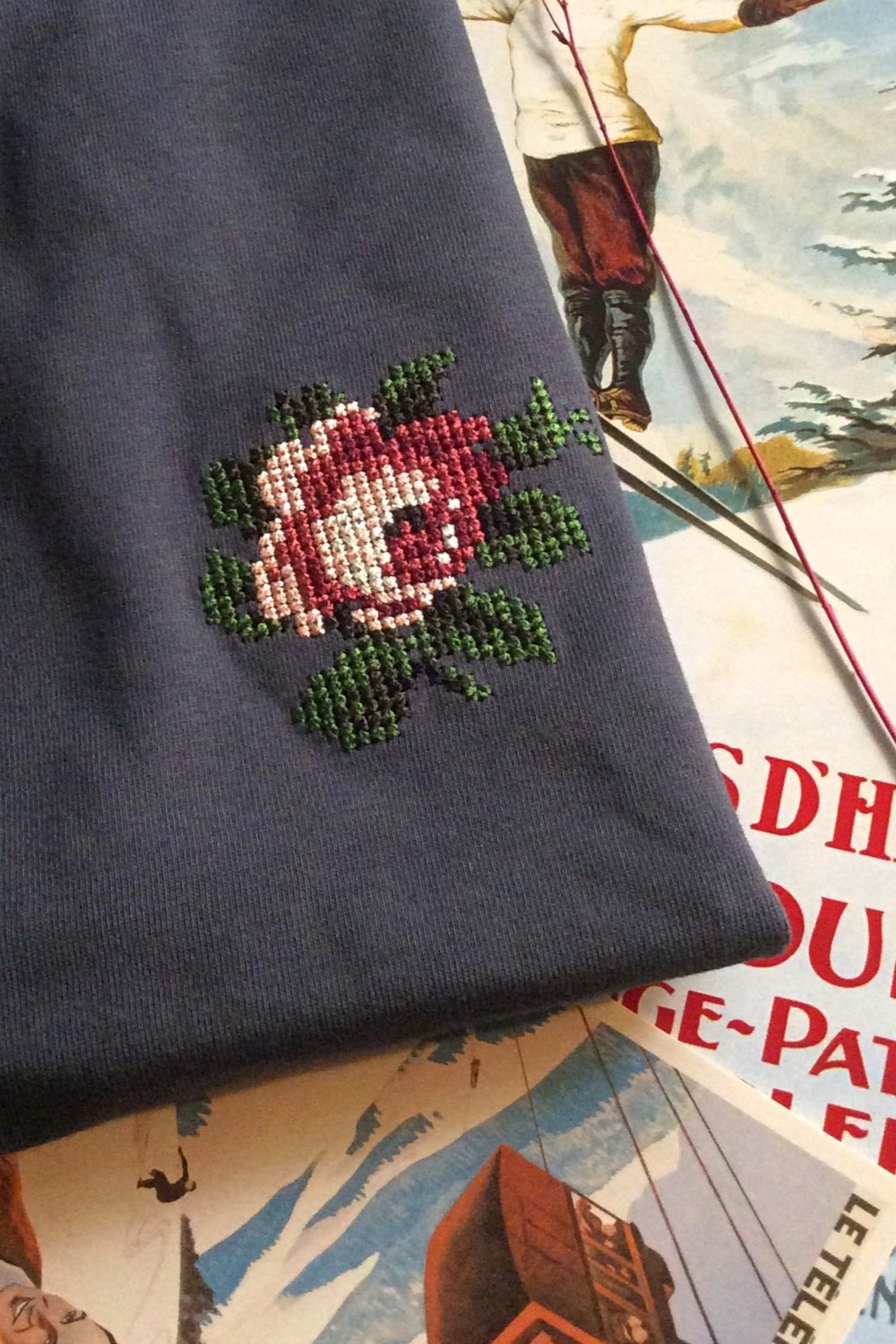 T-shirt brodé gris encre en coton bio - Rose