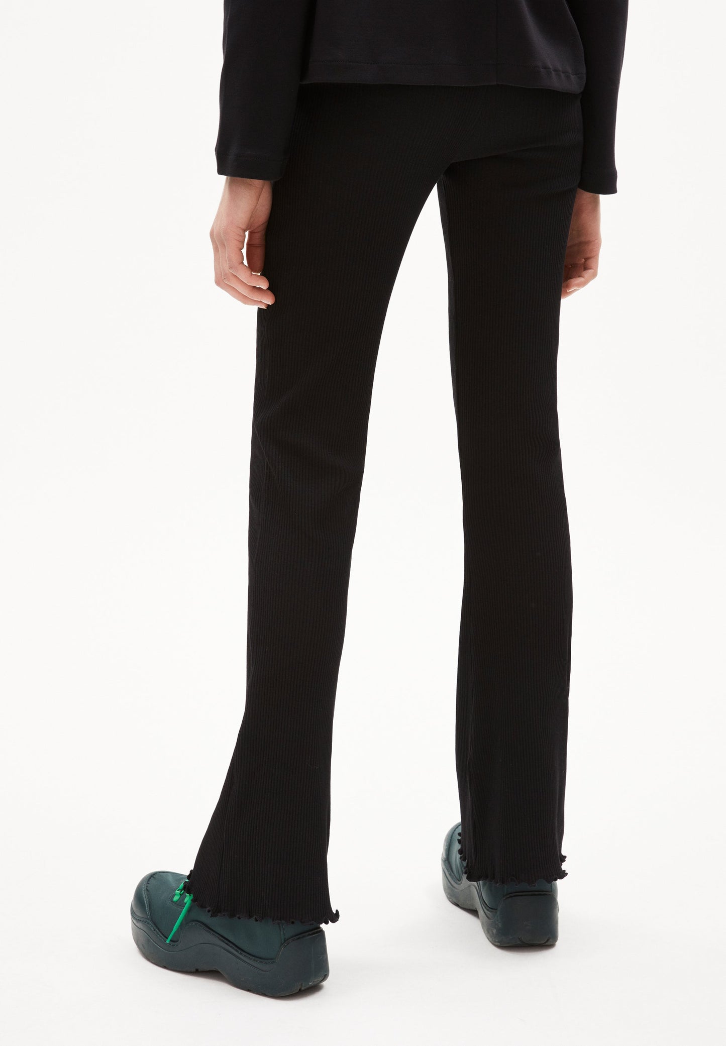 Pantalon noir flare en coton bio - taminaa black