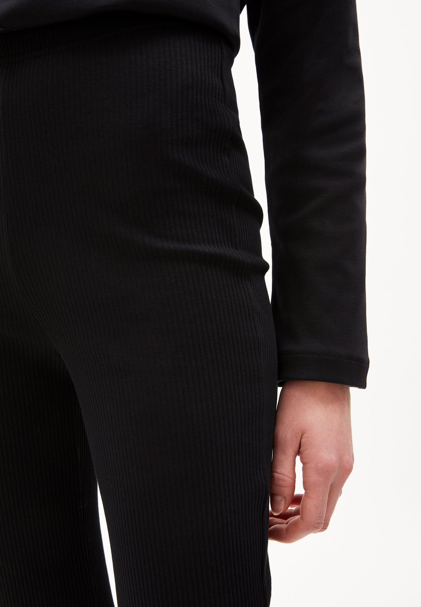 Pantalon noir flare en coton bio - taminaa black