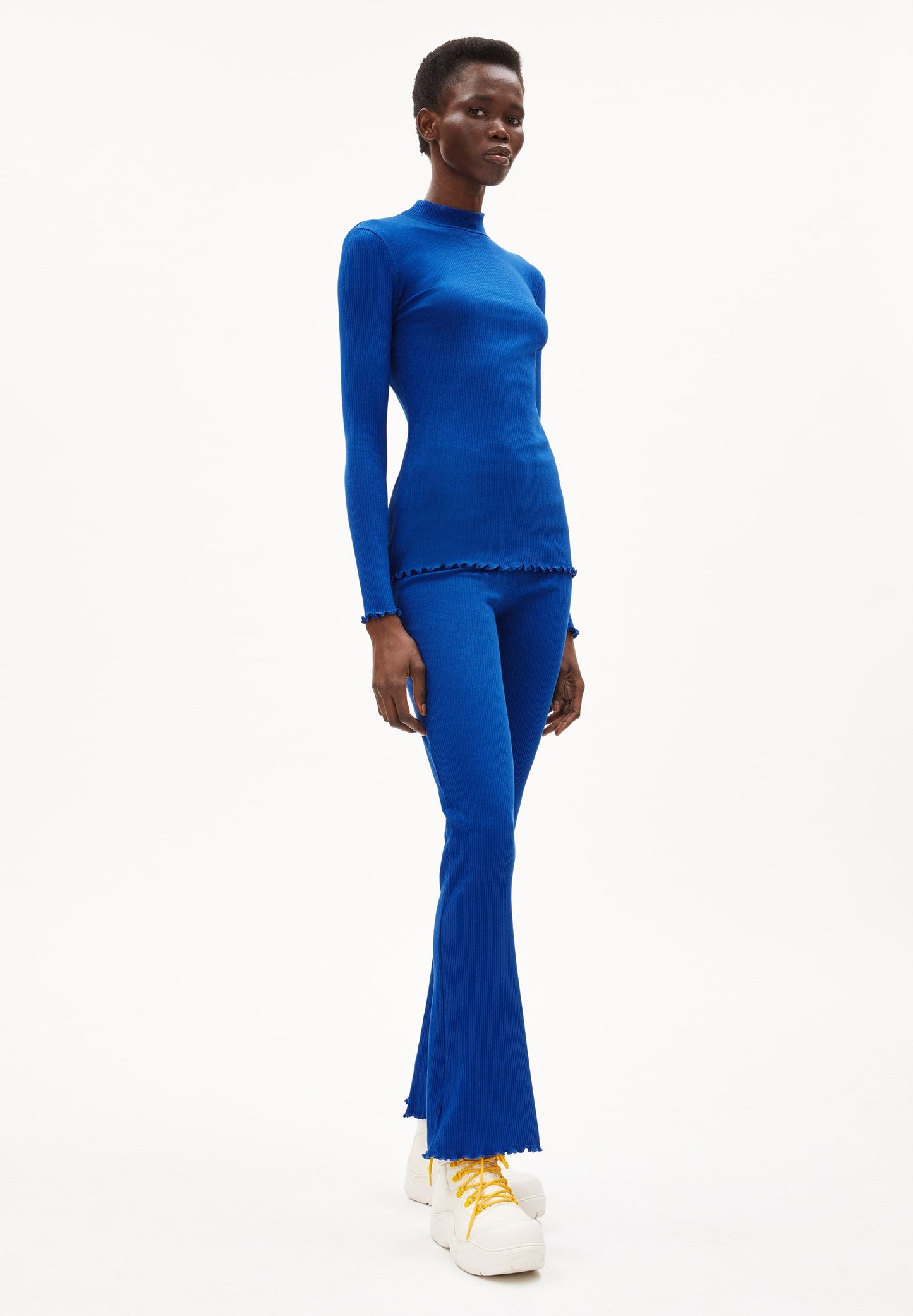Pantalon flare bleu klein en coton bio - taminaa - dynamo blue