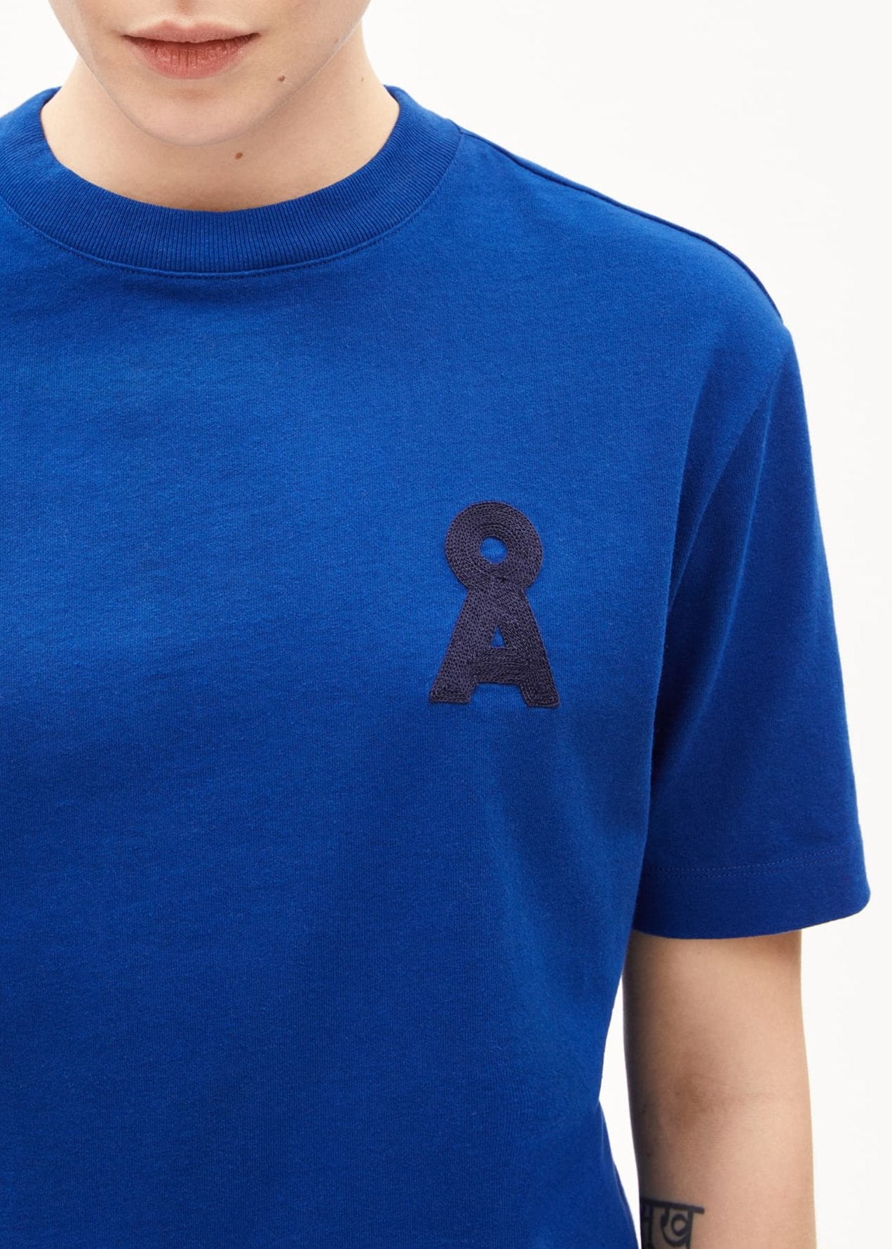 T-shirt épais en coton recyclé | bleu "tarjaa å embro - lapis blue"