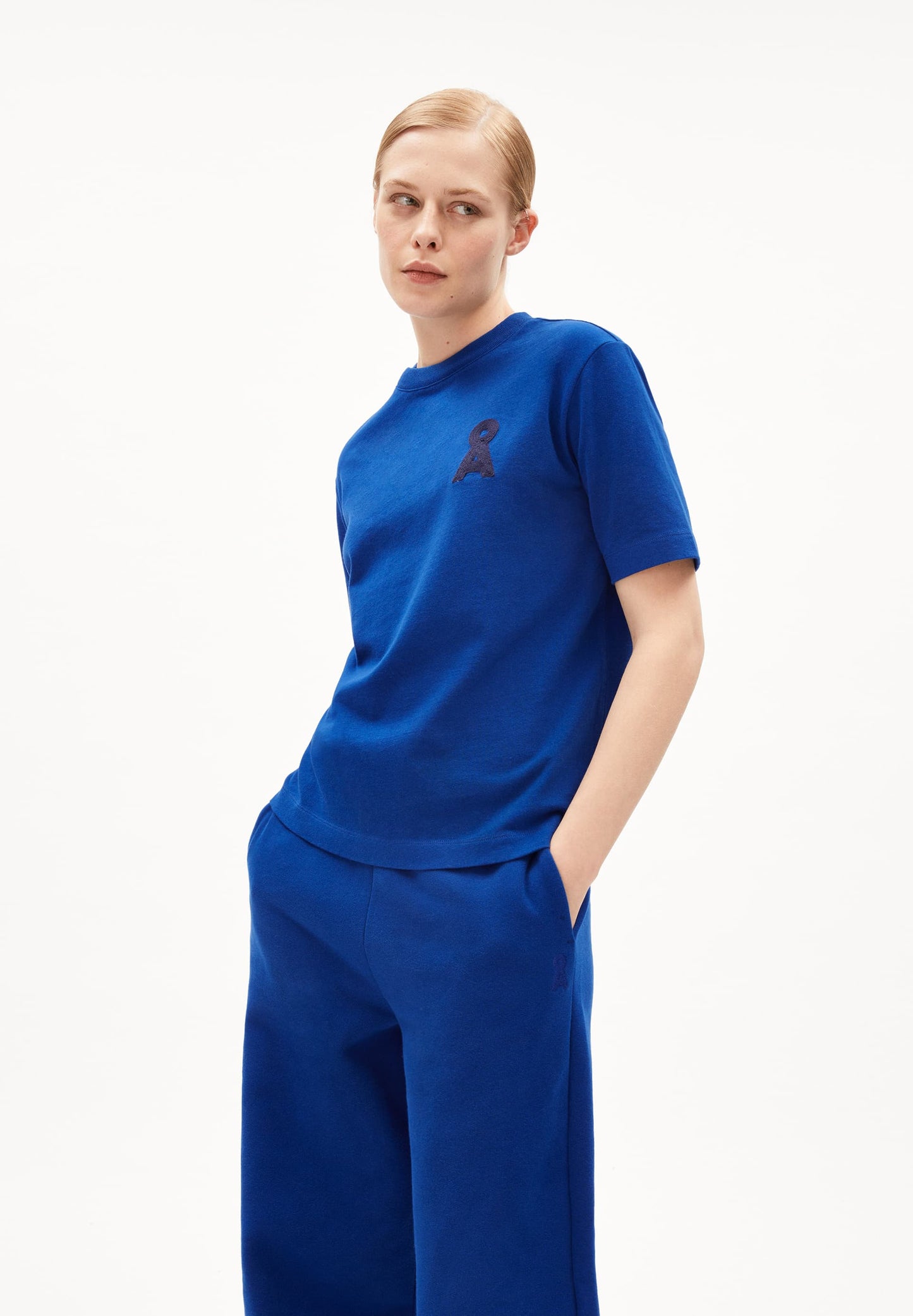 T-shirt épais en coton recyclé | bleu "tarjaa å embro - lapis blue"