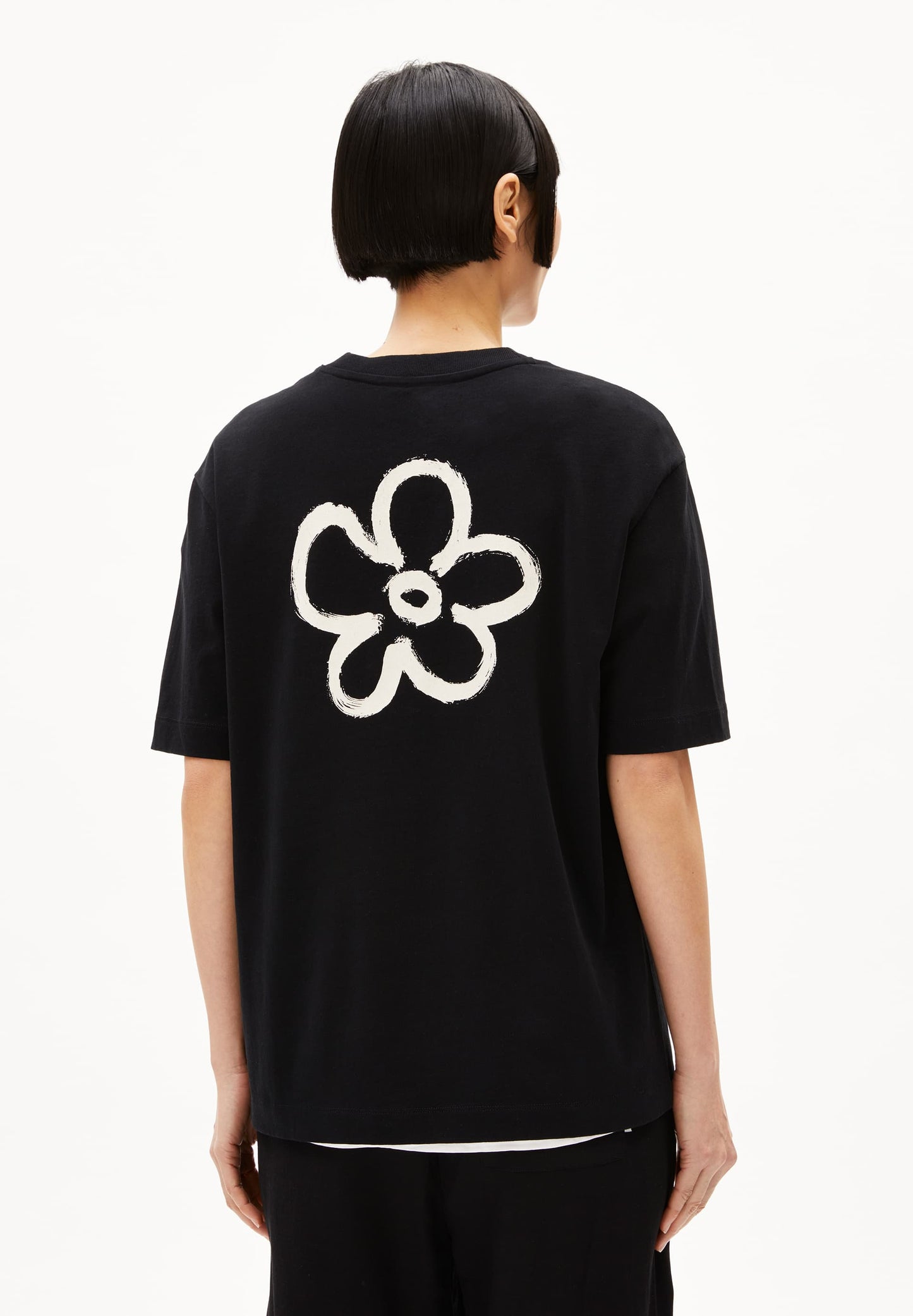 T-shirt en coton biologique | noir "Tarjaa back flowaa - black"