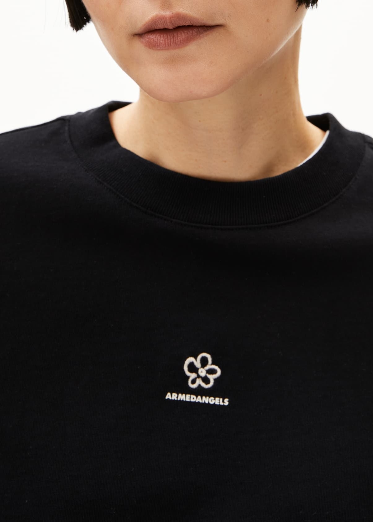 T-shirt en coton biologique | noir "Tarjaa back flowaa - black"