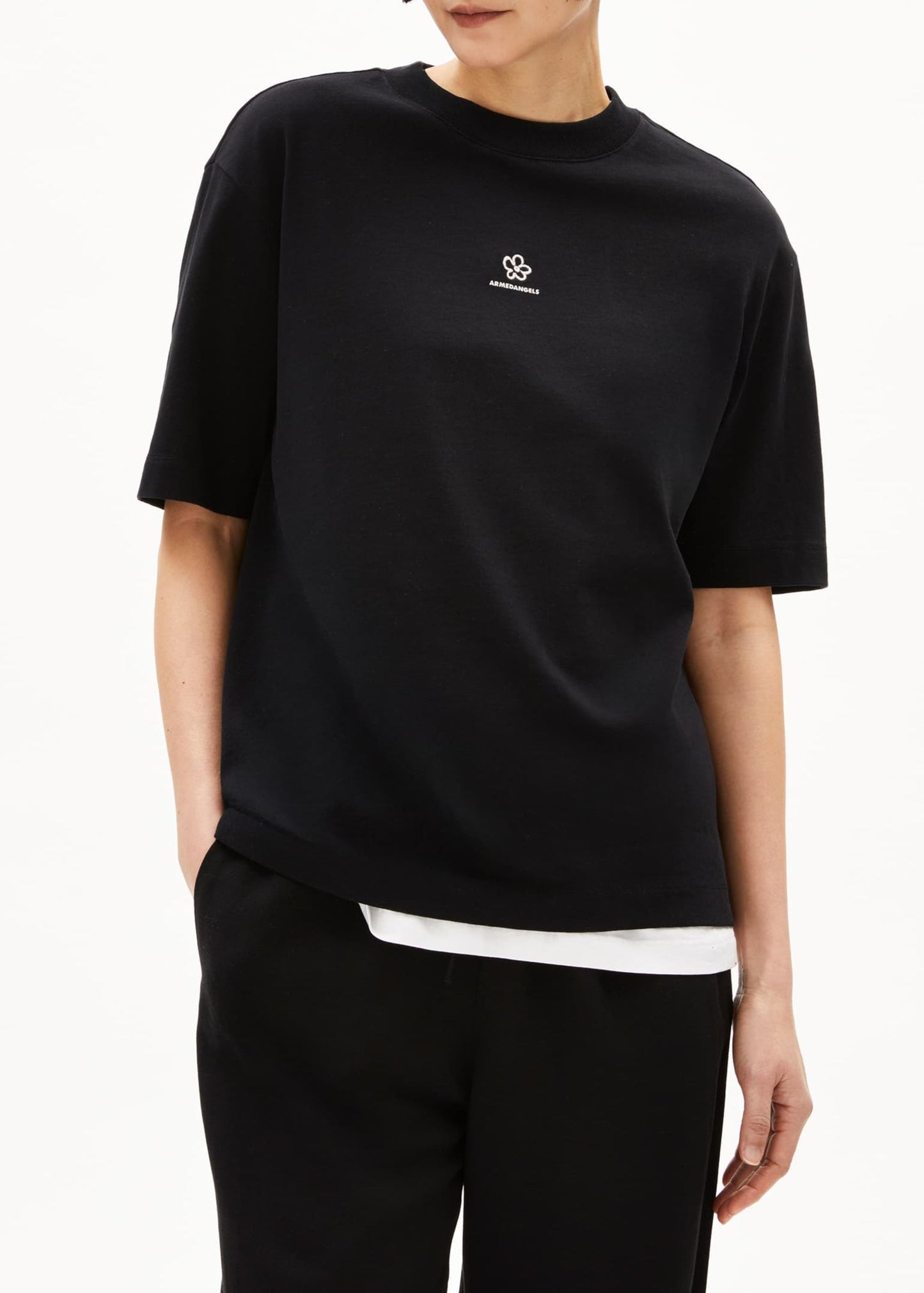 T-shirt en coton biologique | noir "Tarjaa back flowaa - black"