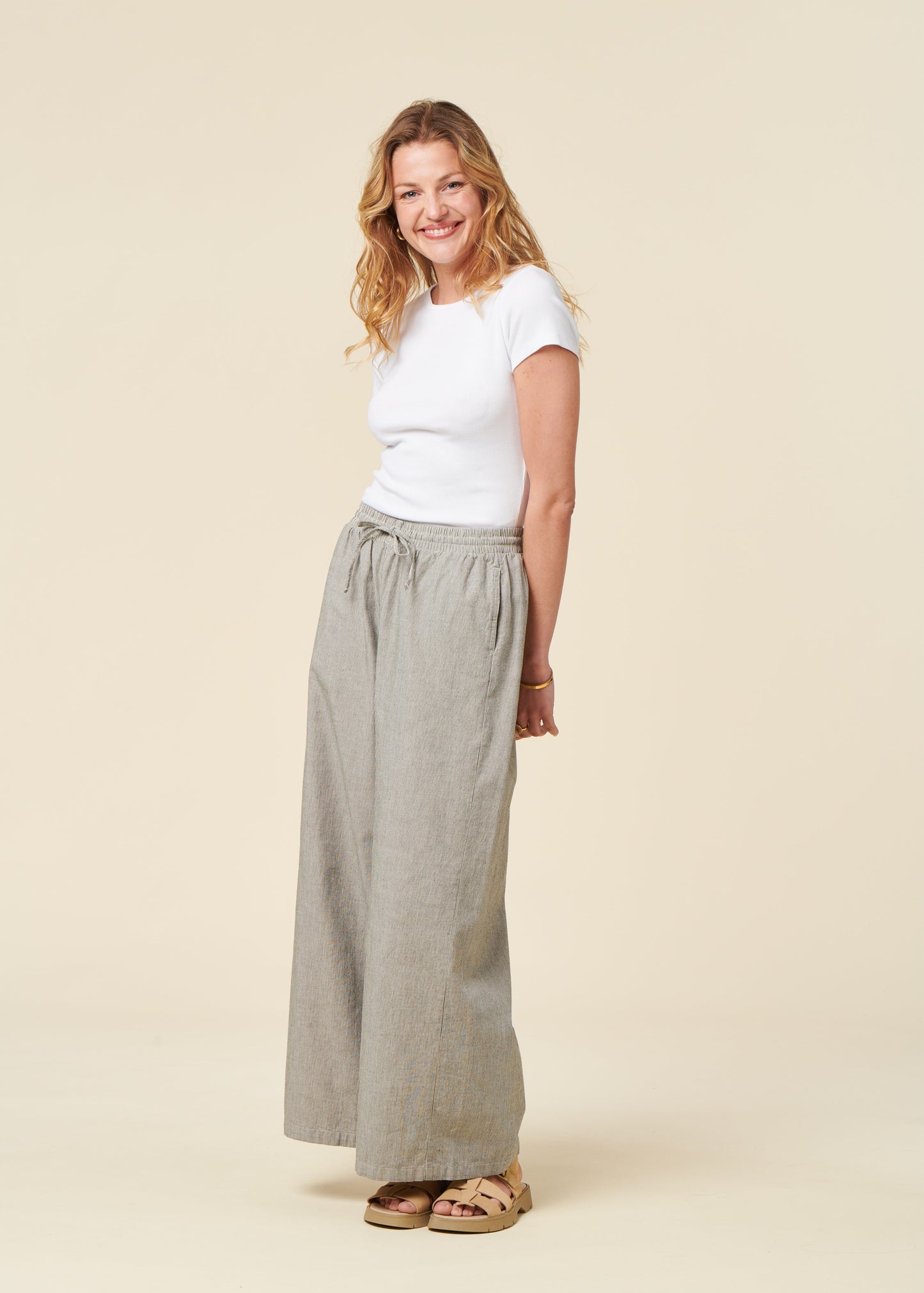 Pantalon ample en coton bio | rayé "Flared pant - micro striped"