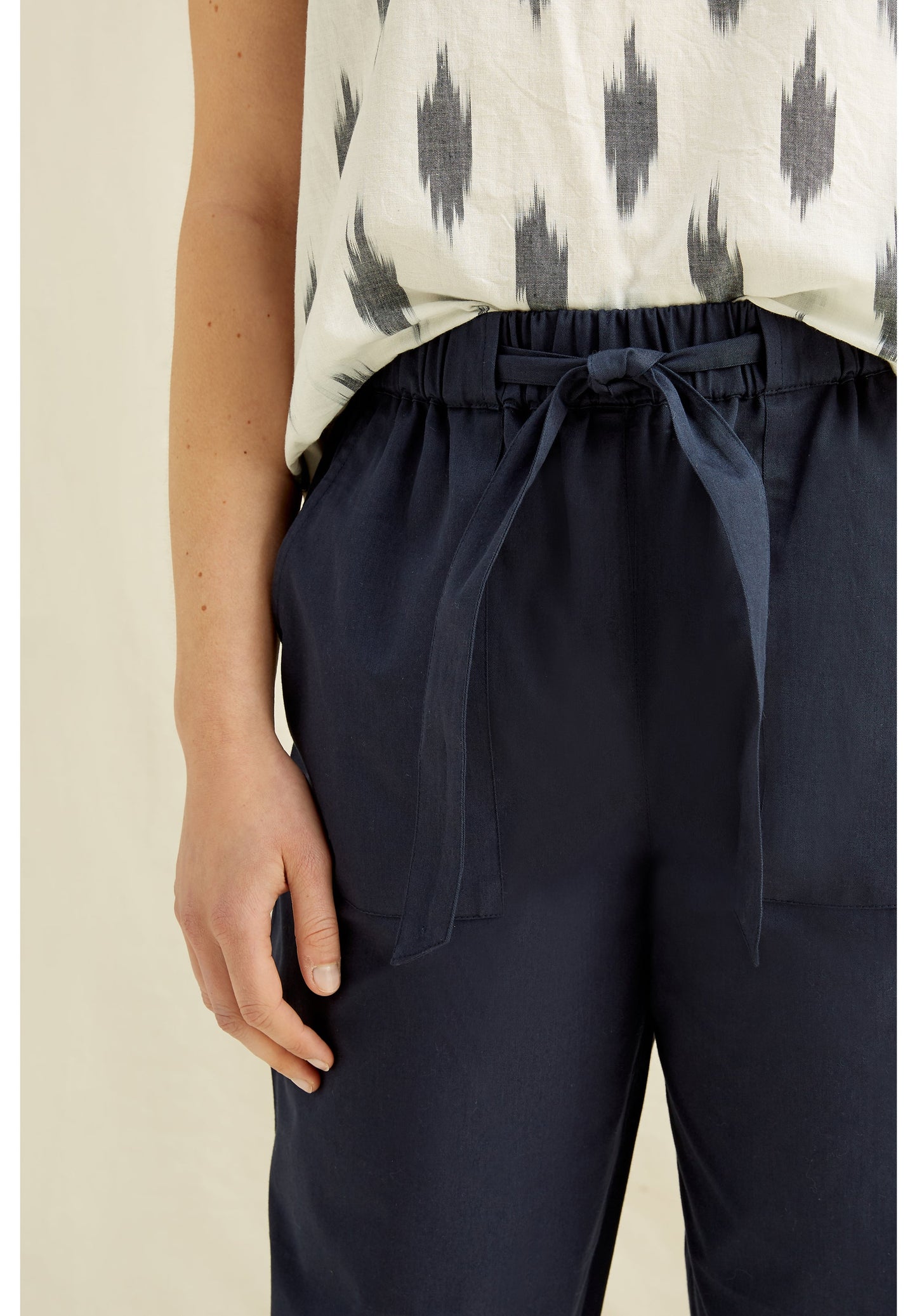 Pantalons à pinces marine en coton bio - Tinsley