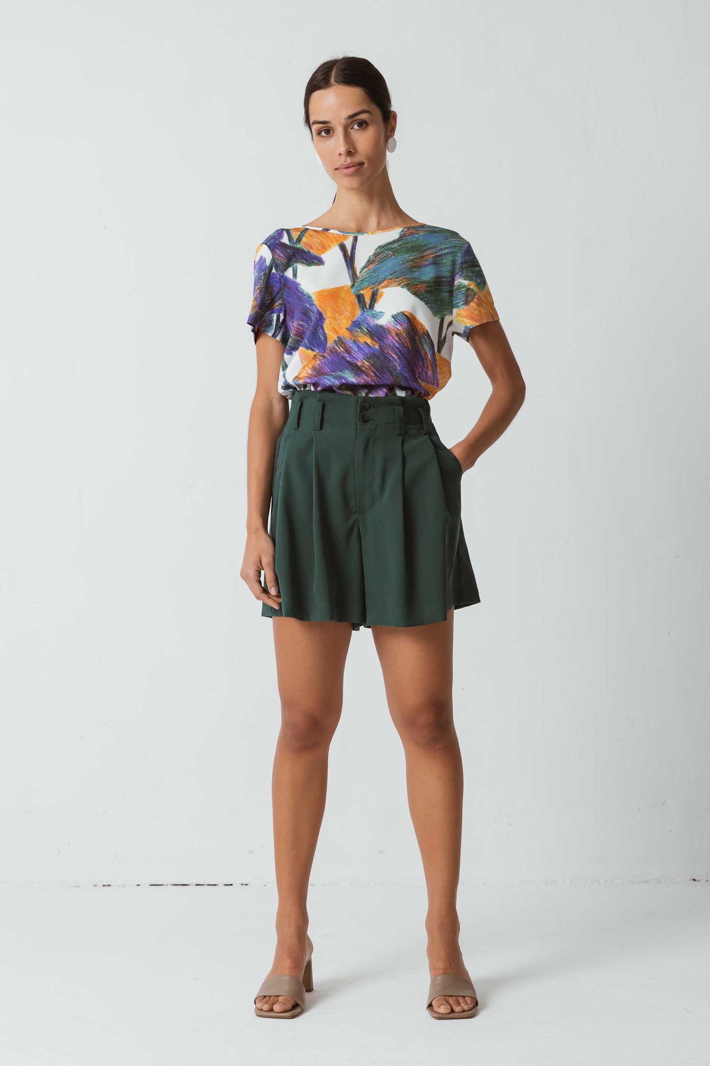 A RENVOYER - Short tailleur vert foncé en ecovero - pantalón neba deep green