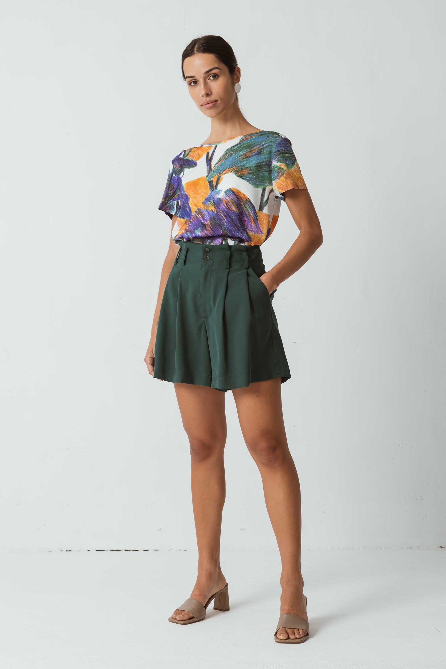 A RENVOYER - Short tailleur vert foncé en ecovero - pantalón neba deep green