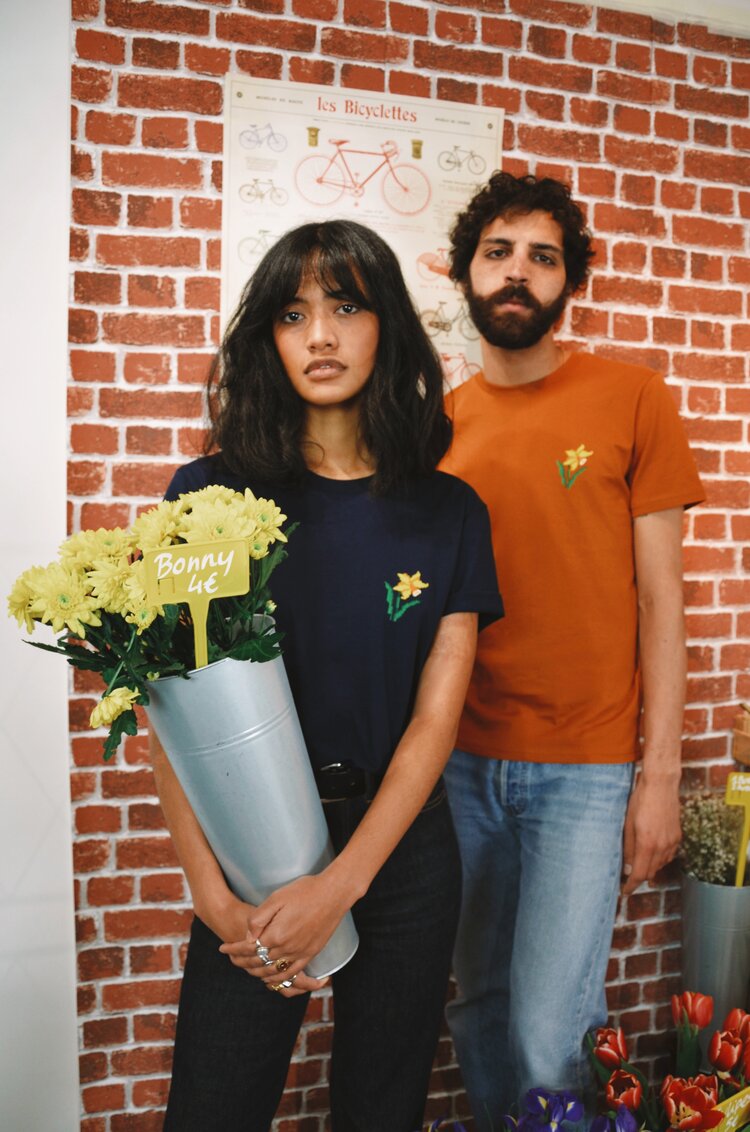 T-shirt brodé marine en coton bio - Jonquille