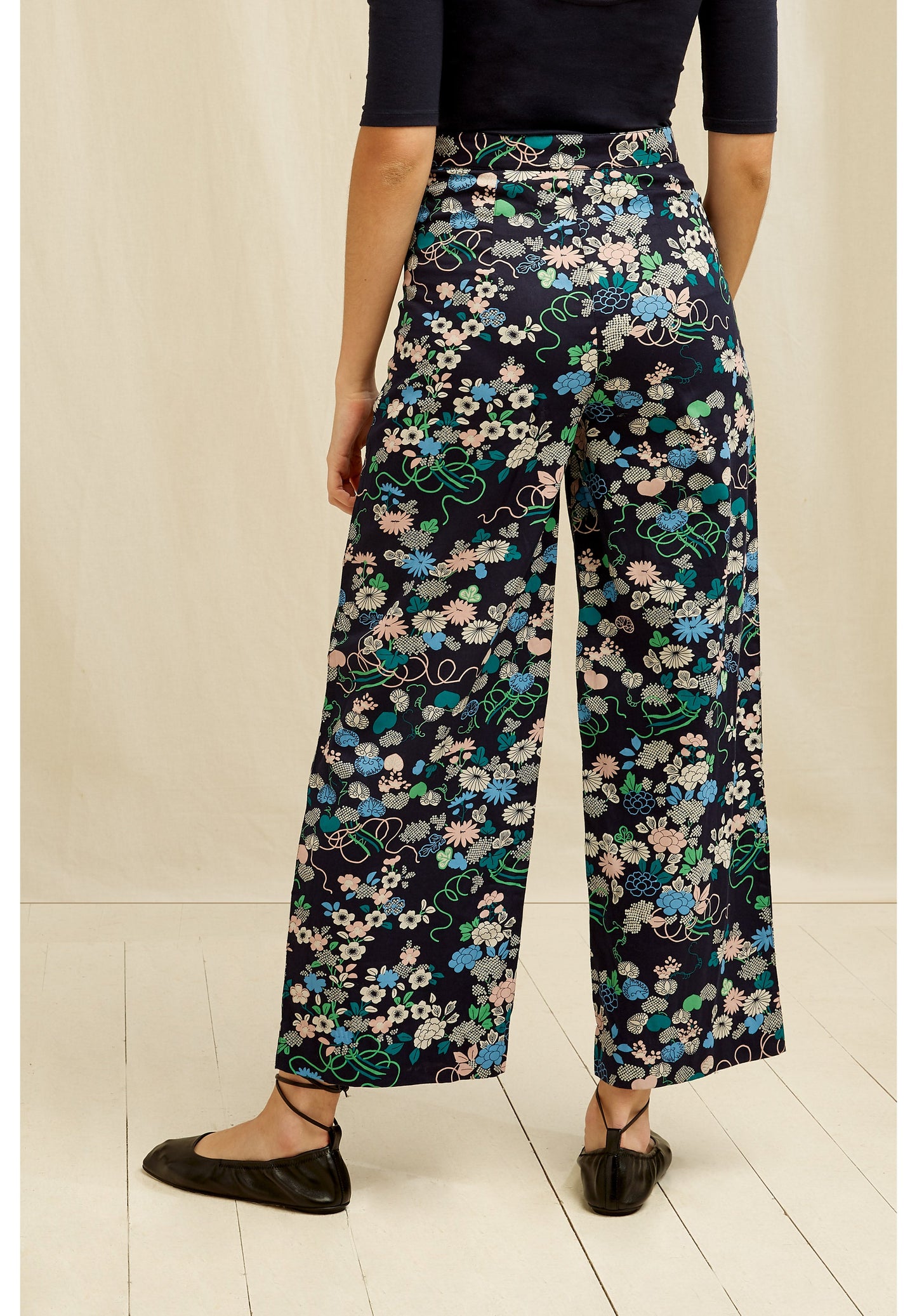 Pantalon ample marine à motifs fleuris en coton bio