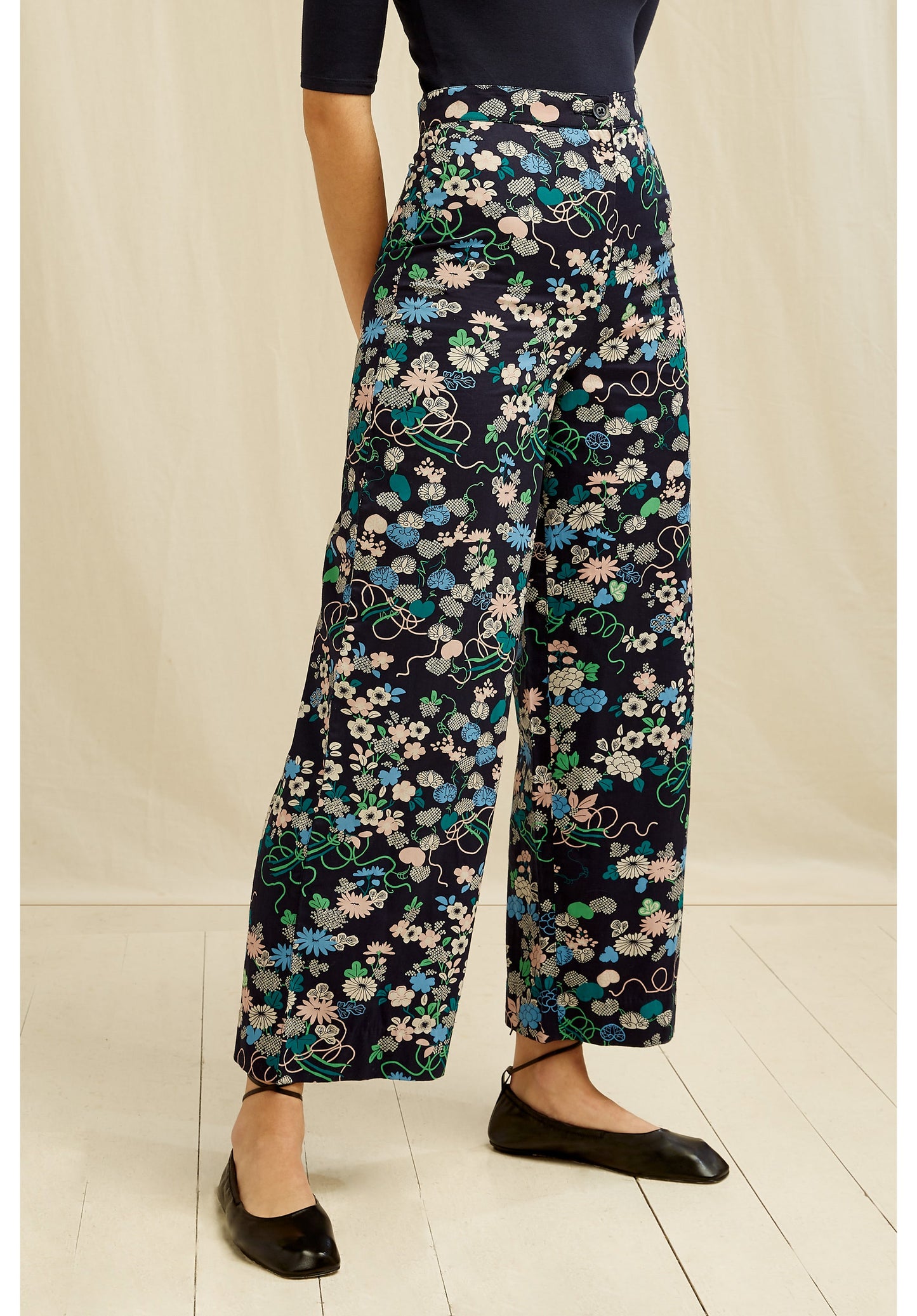 Pantalon ample marine à motifs fleuris en coton bio