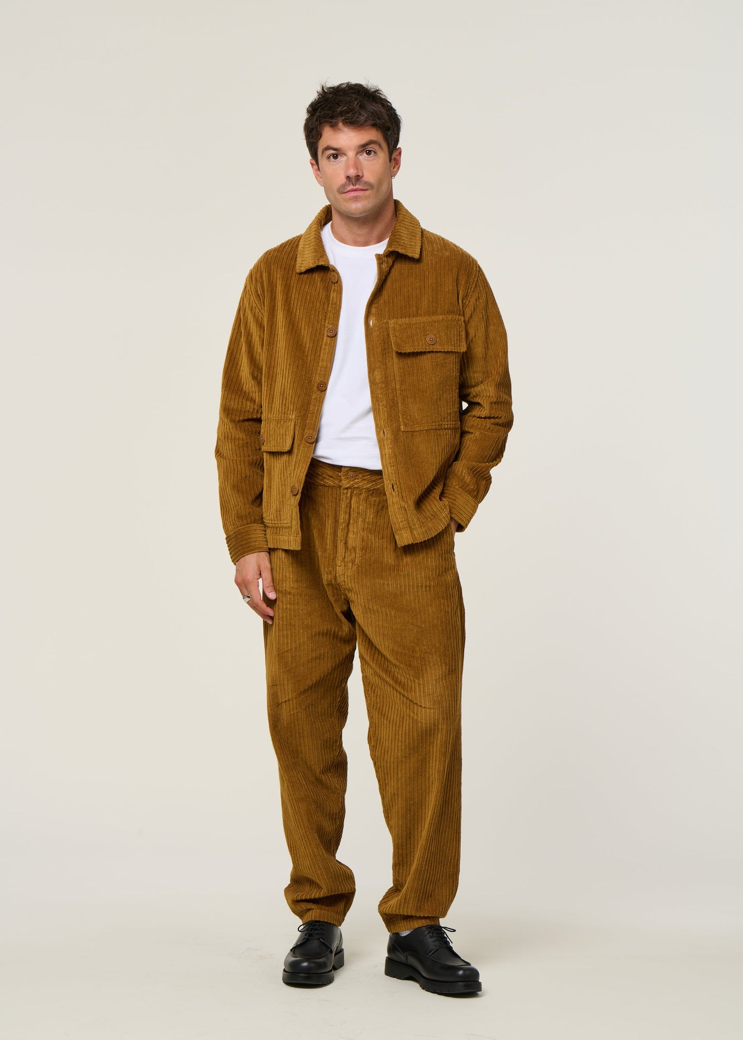 Pantalon large velours en coton bio | camel "light oak corduroy wotan pants - brown"