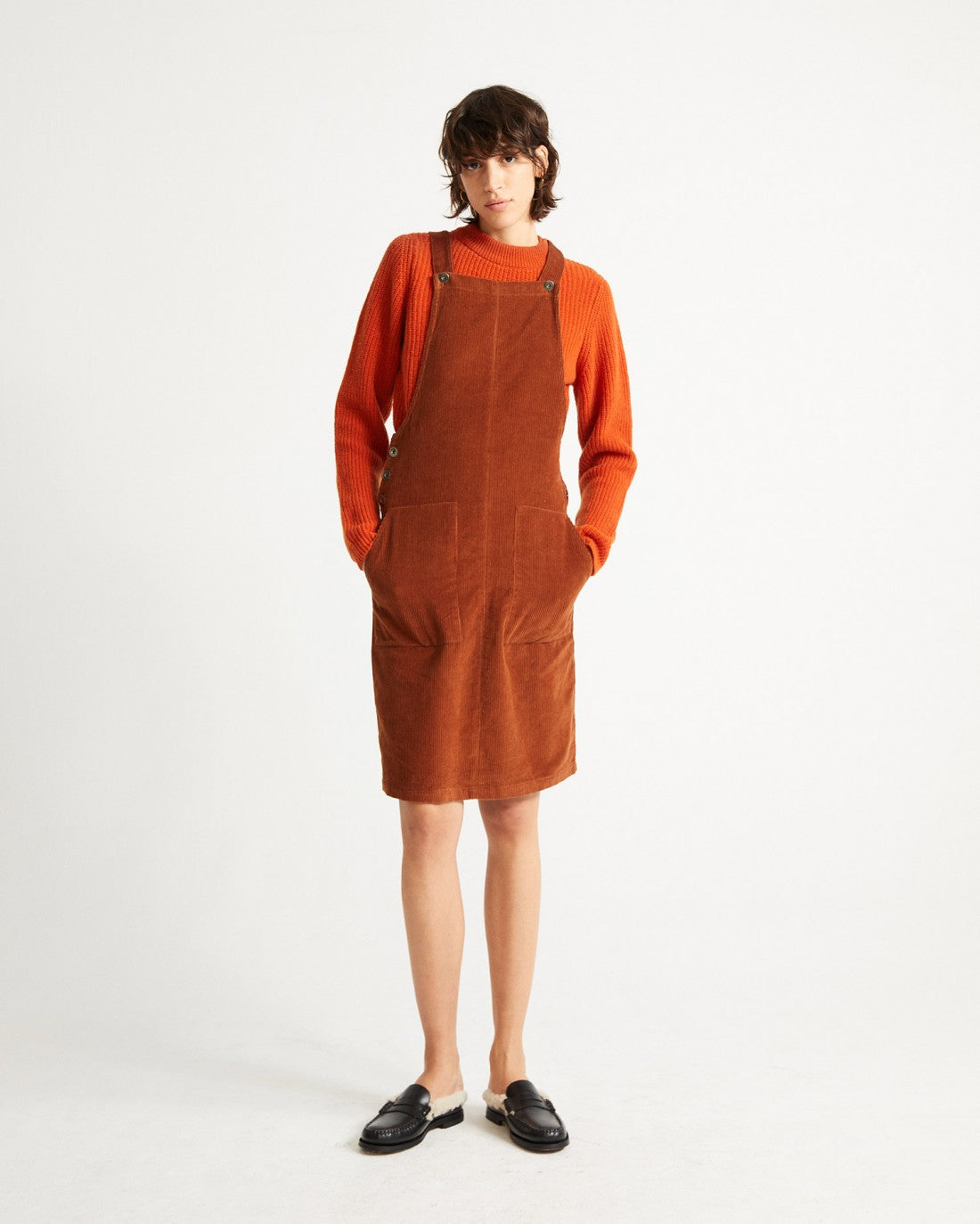 Robe salopette rouge en velours côtelé de coton bio - bell clay red