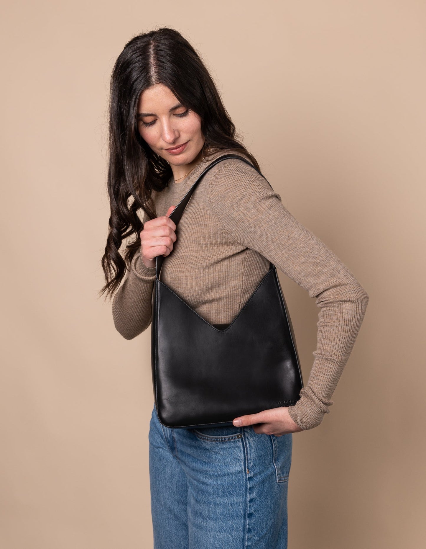 Sac à main en cuir tannage végétal | noir "Vicky black classic leather"